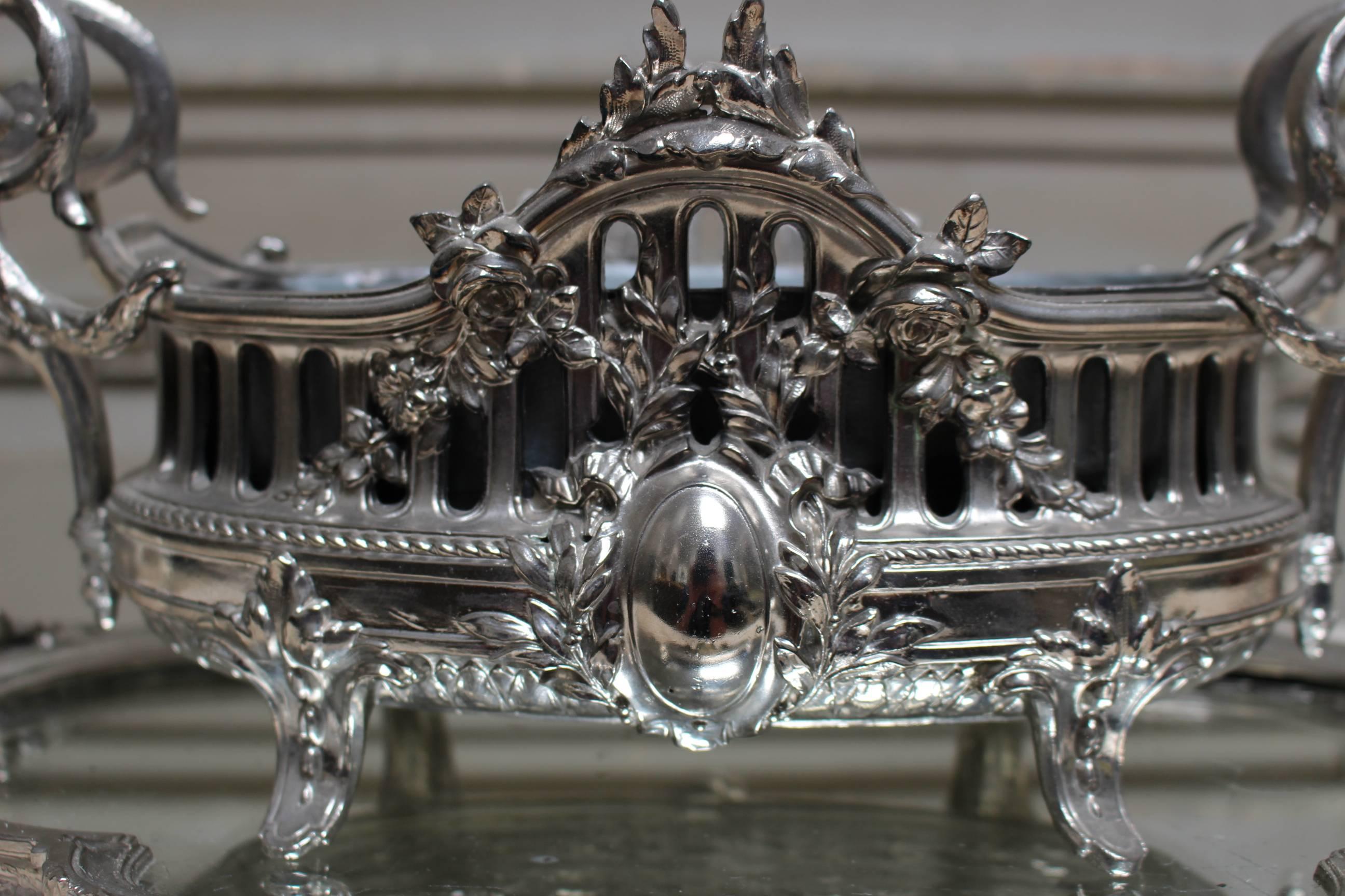 Français Jardinière et plateau en métal argenté de style Louis XVI français en vente