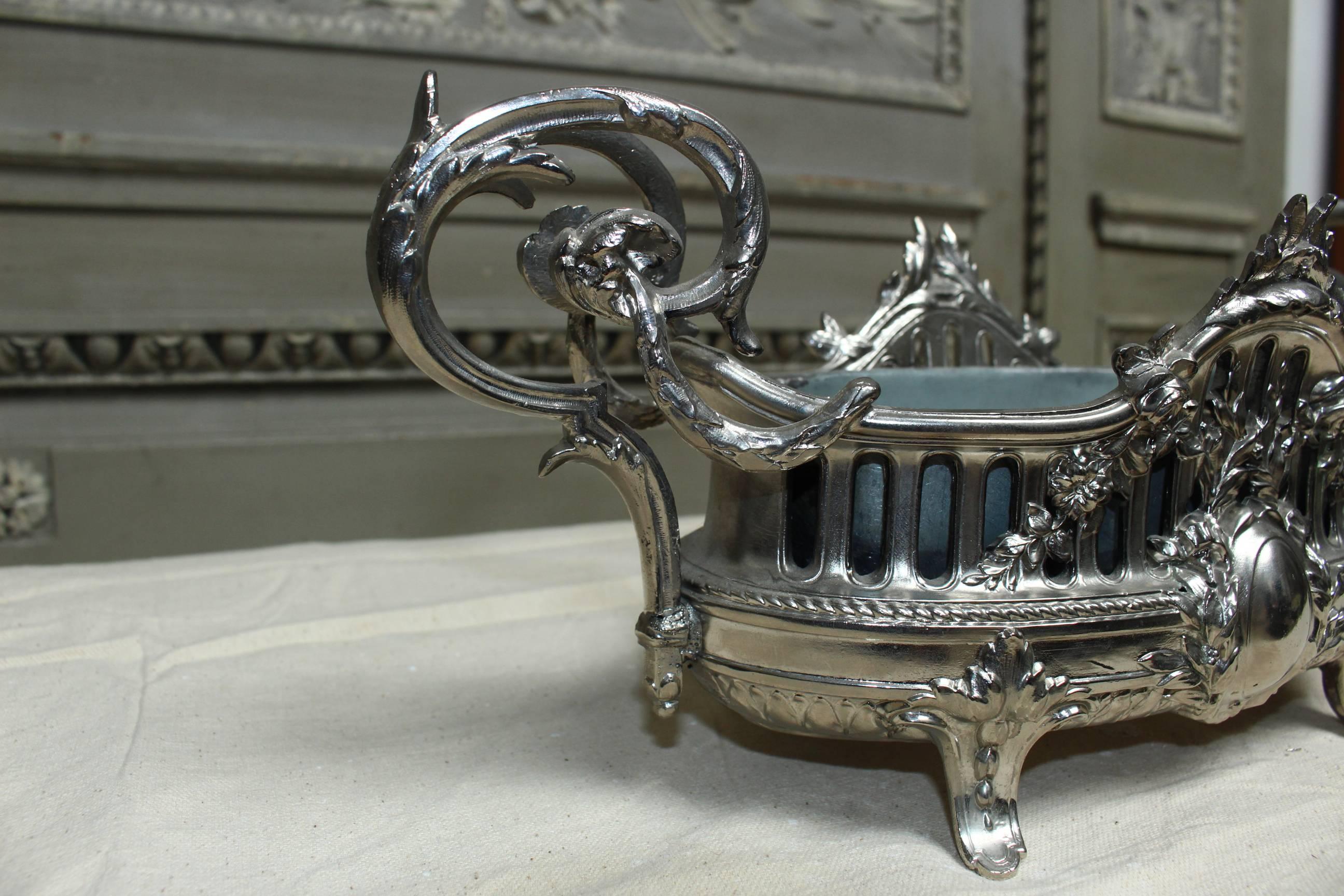 Jardinière et plateau en métal argenté de style Louis XVI français en vente 2