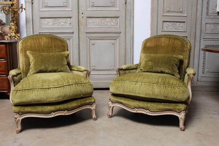 Large Pair of French Louis XV Style Painted Bergeres For Sale at 1stDibs