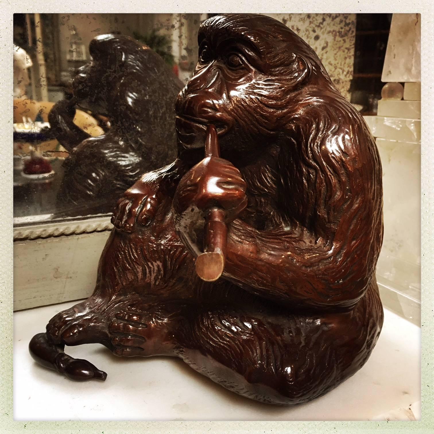Moulage Un singe japonais fumant une pipe en bronze en vente