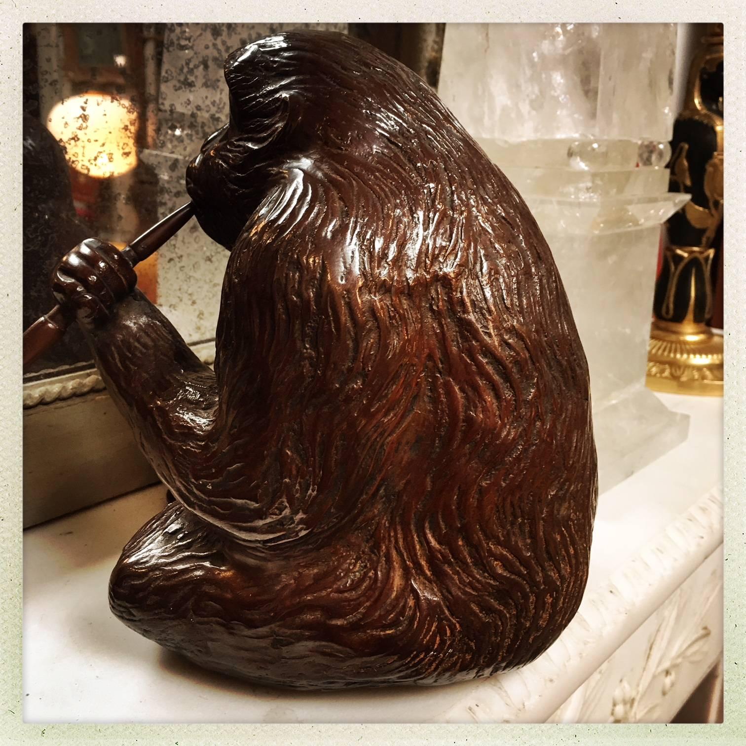 Un singe japonais fumant une pipe en bronze Bon état - En vente à Dallas, TX