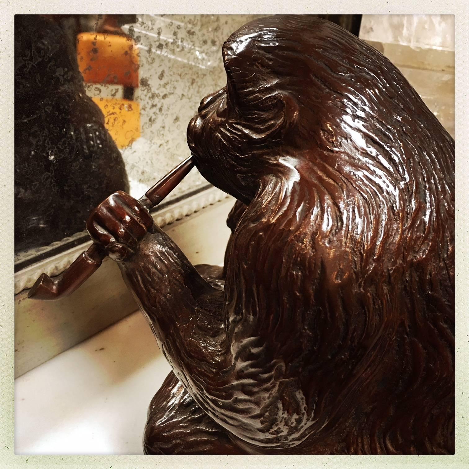 20ième siècle Un singe japonais fumant une pipe en bronze en vente