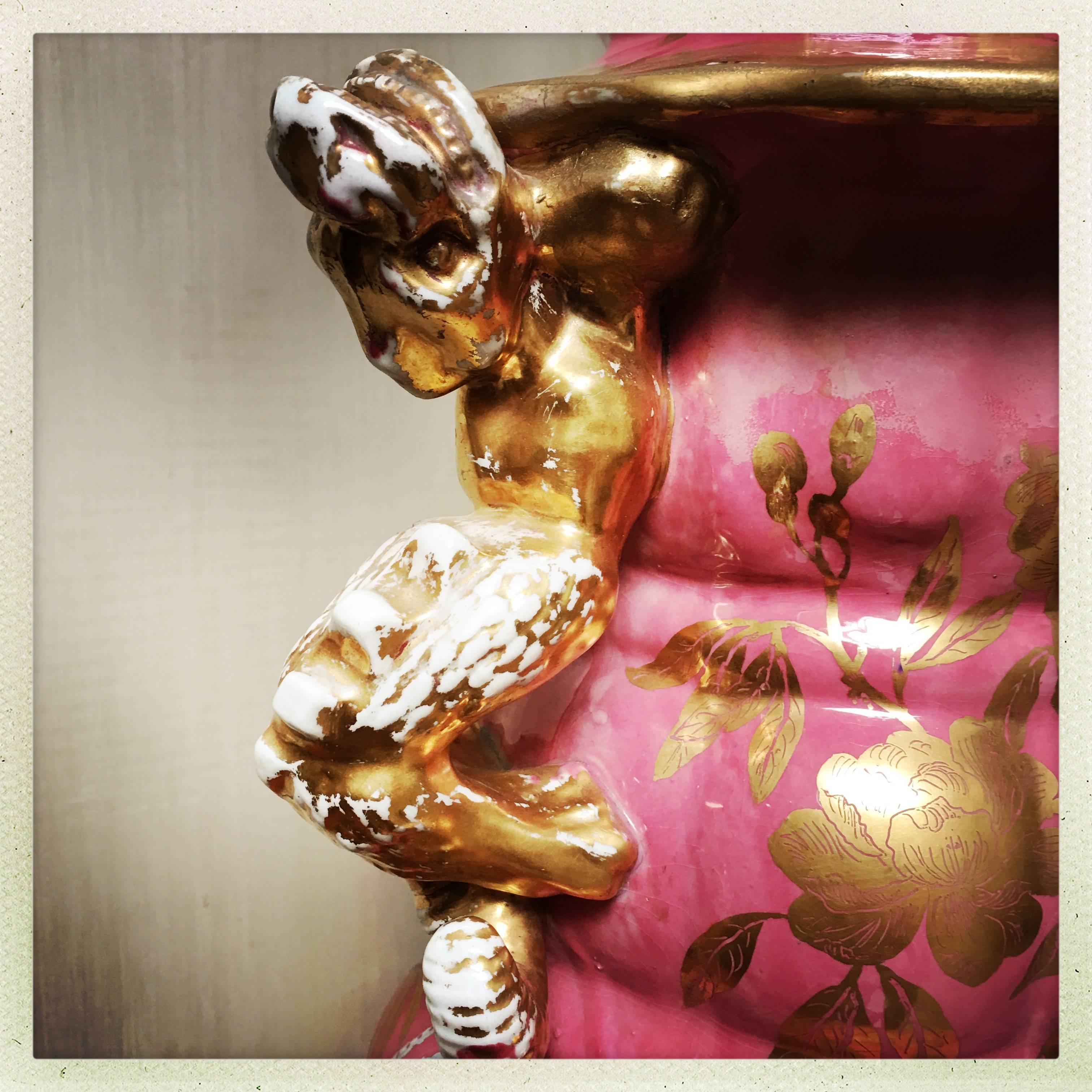 Paire de pots monumentaux en porcelaine de Paris montés sur des socles de lampe en vente 2