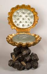 Fine del XIX secolo. Sedia da grotta veneziana policroma e dorata con top a conchiglia