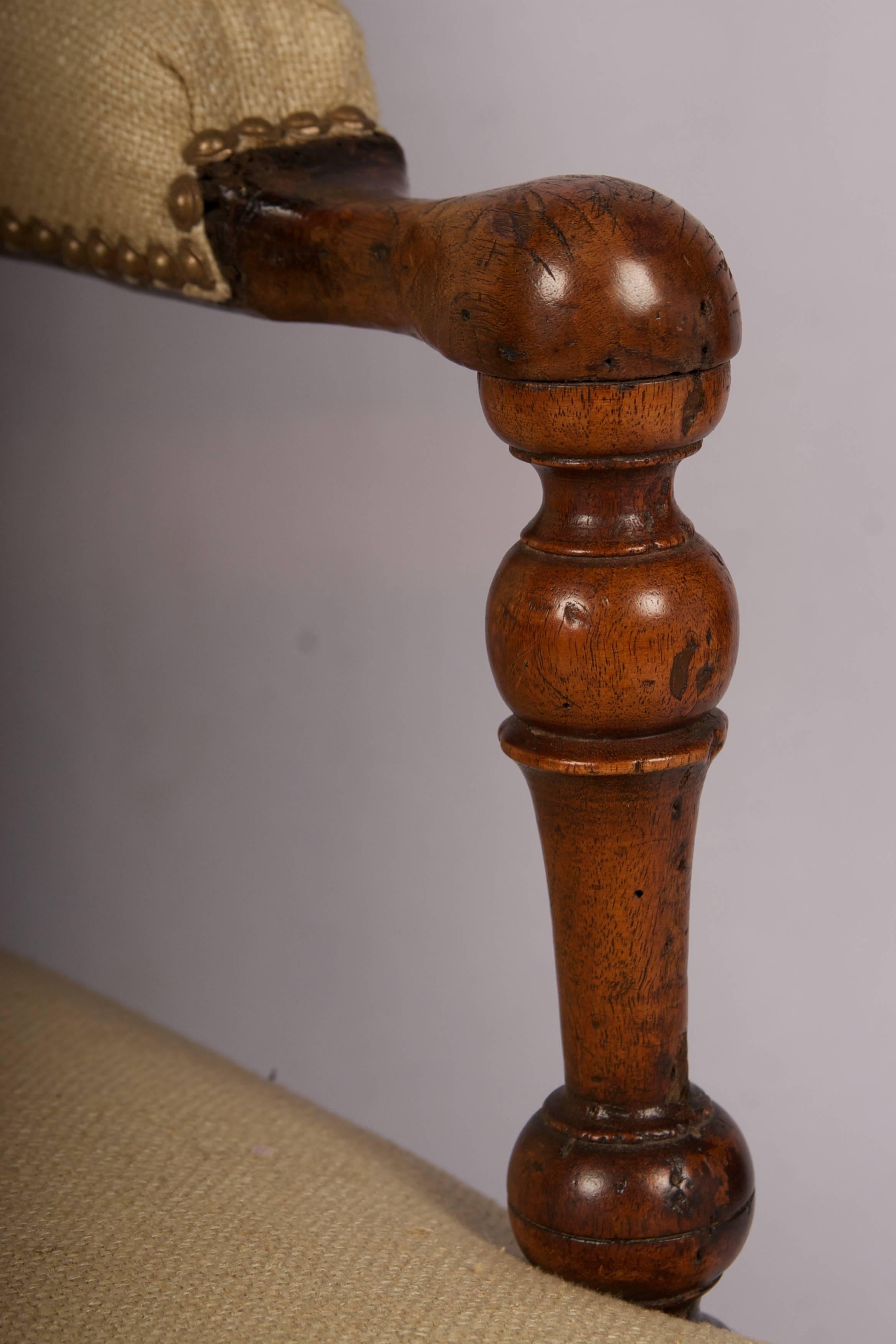 Sessel Louis XIII. aus dem 17. Jahrhundert, restauriert und neu gepolstert im Zustand „Gut“ im Angebot in San Francisco, CA