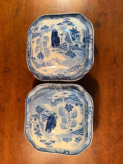 Coppia di piatti da verdura in ceramica “Ironstone” brevettata da Mason, con motivi “Blue Willow” e “Chinoiserie”