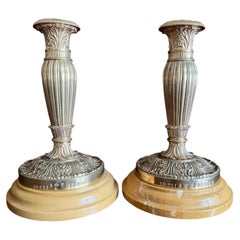 Zwei Dokumente. Kerzenleuchter aus vergoldeter Bronze im Louis-Philippe-Stil aus dem Château Neuilly