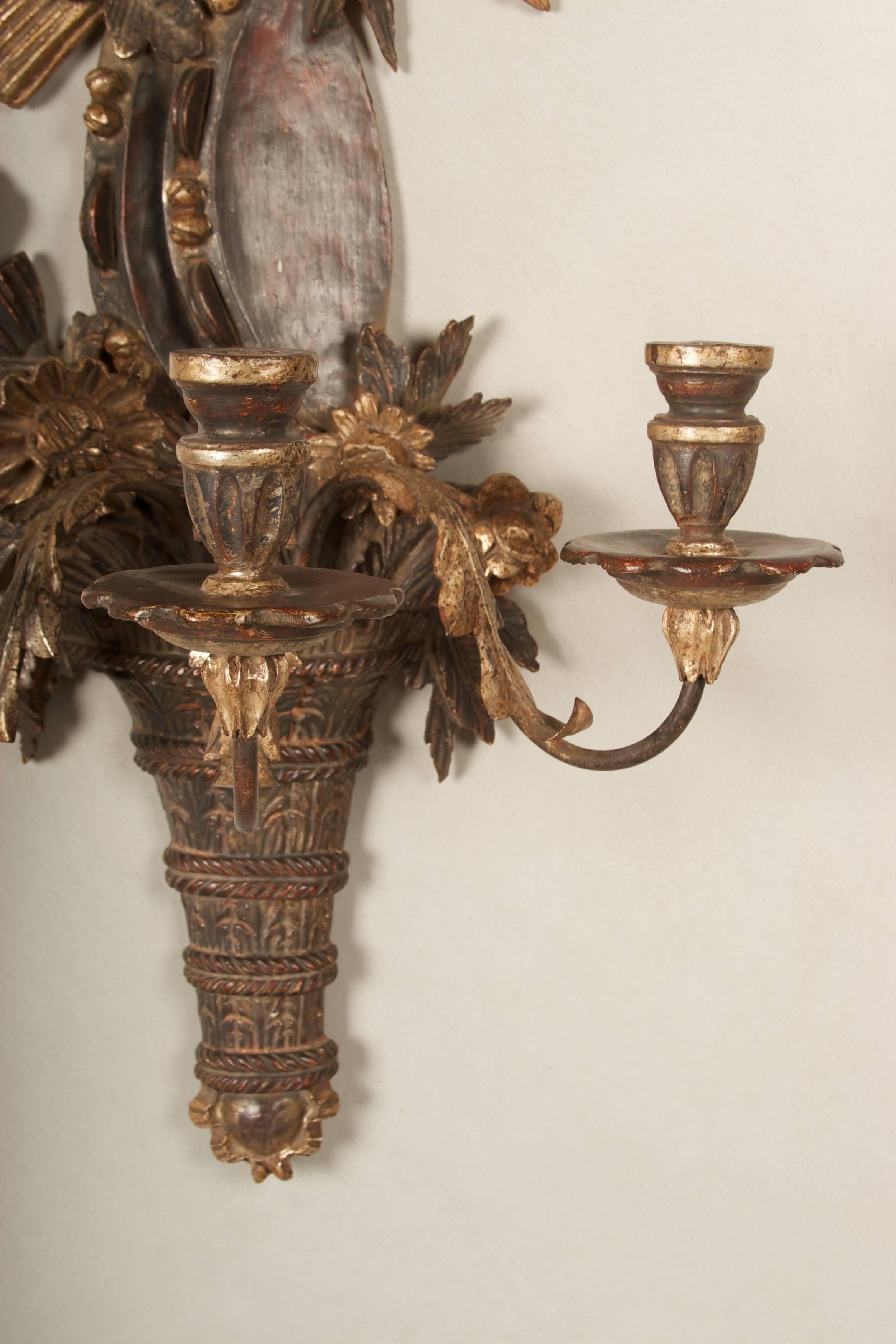 Paar geschnitzte englische Regency-Wandleuchter oder Wandapplikationen aus vergoldetem Holz aus dem 19. Jahrhundert (Handgeschnitzt) im Angebot