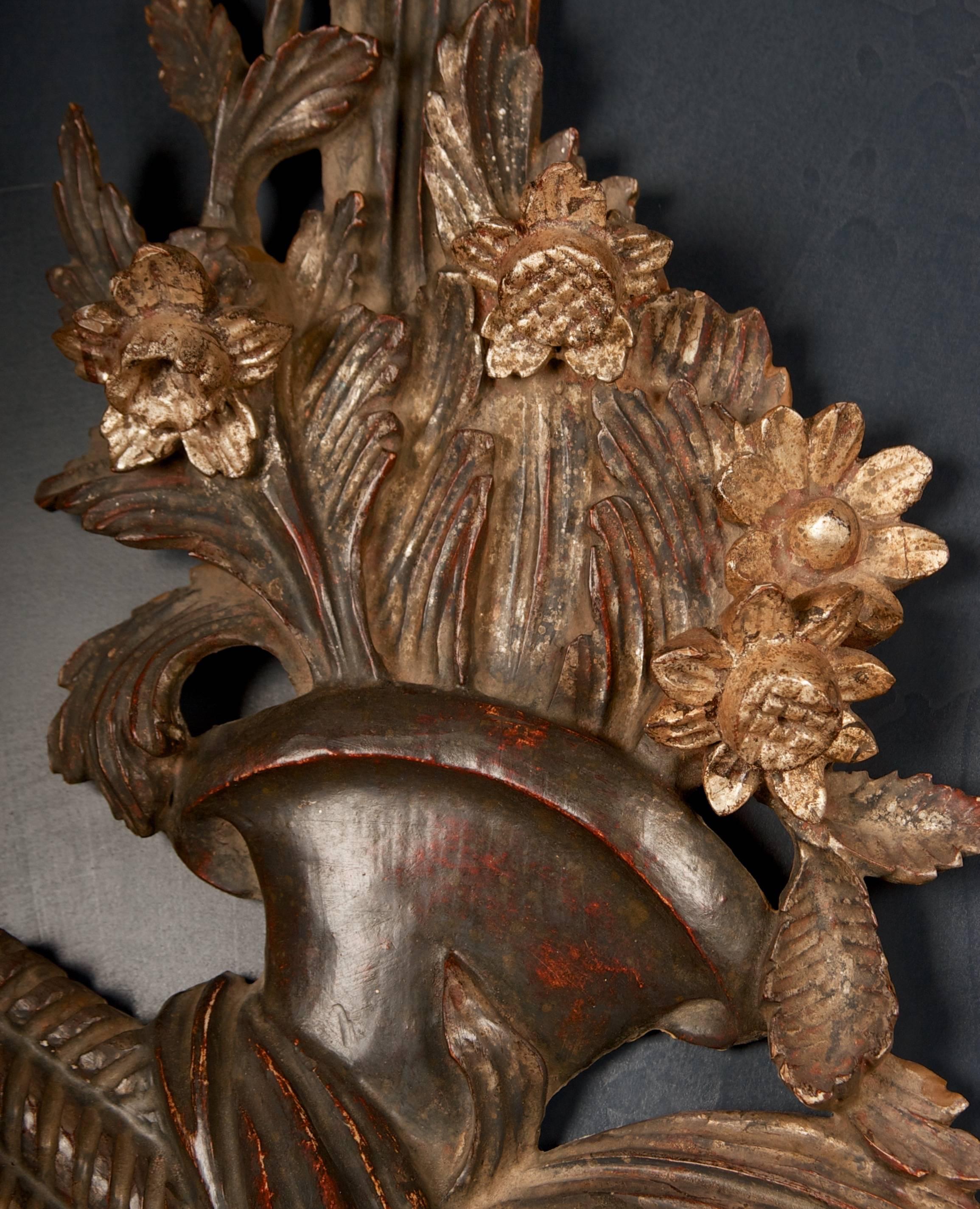 Legno dorato Coppia di sconsigliere o appliques da parete in legno dorato intagliato della Reggenza inglese del 19° secolo in vendita