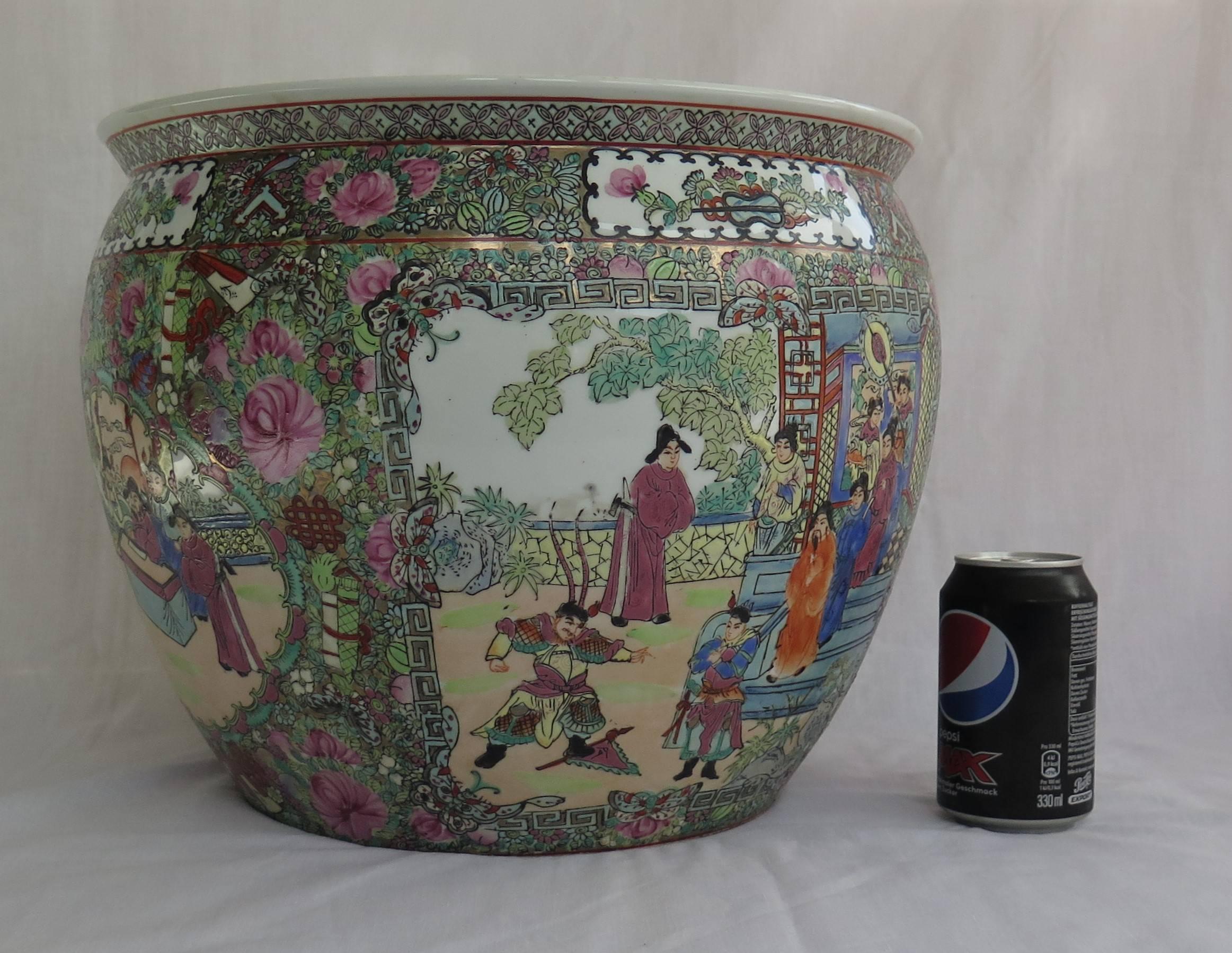 This is a good, large, Chinese Export porcelain Fish Bowl or Cachepot (Jardiniere).

It is hand decorated in the Canton, 