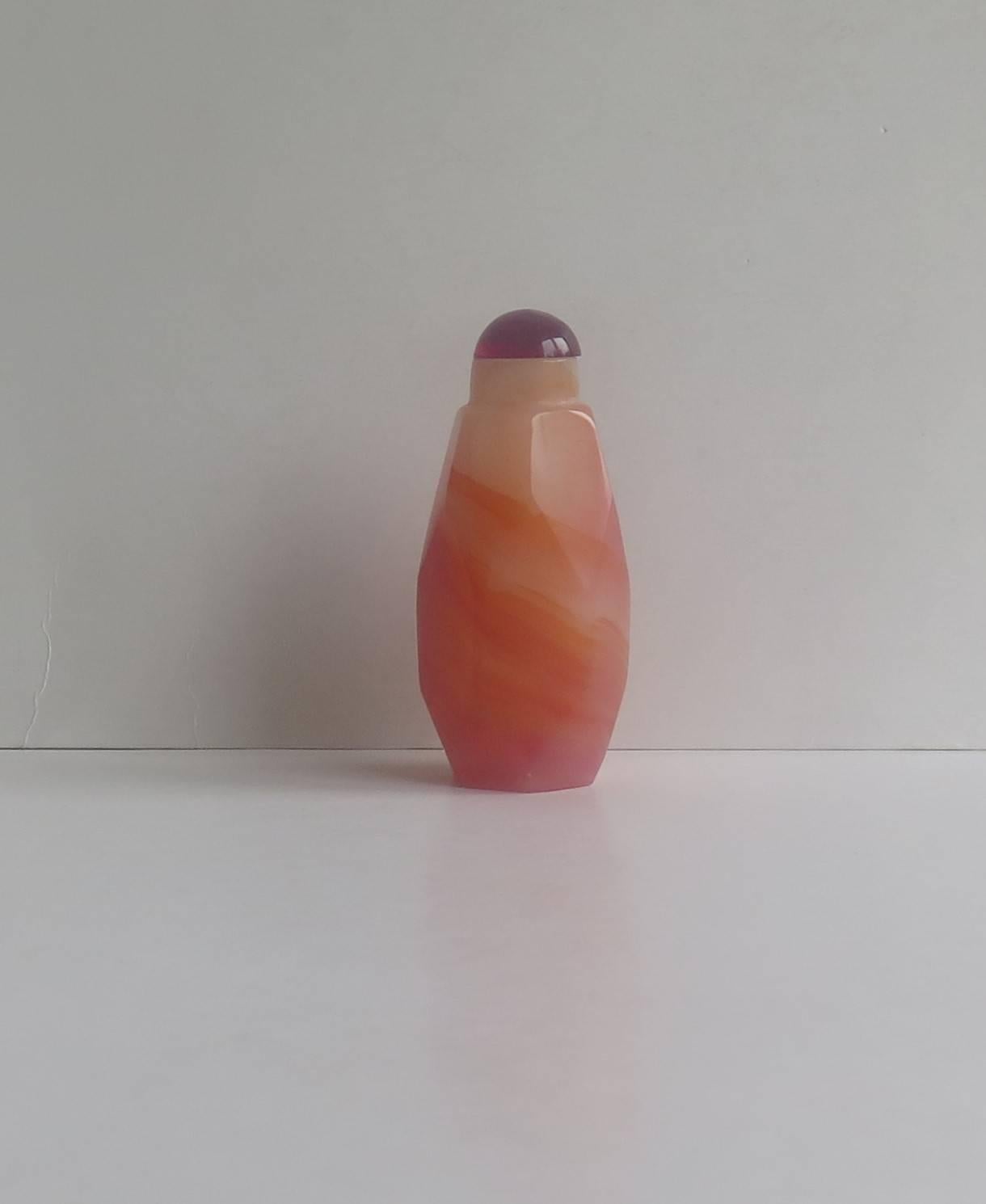 Chinese Snuff Bottle Natural Salmon-Red Agate Hand-Carved Facets, circa 1940 In Good Condition In Lincoln, Lincolnshire