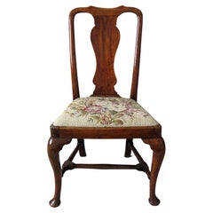 Sedia in legno di noce del periodo Queen Anne con gambe cabriole e barelle, inglese, circa 1700