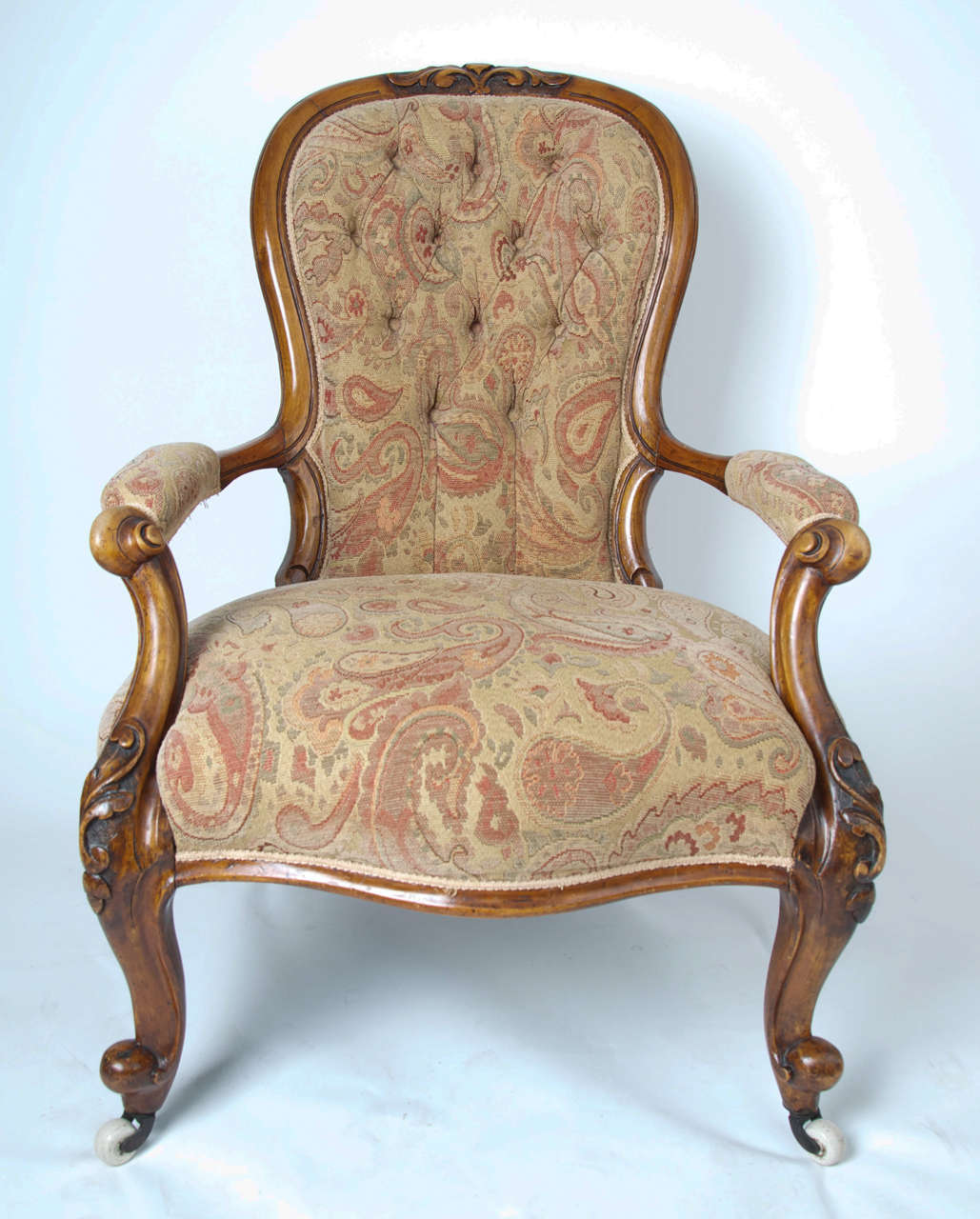 Il s'agit d'un excellent exemple d'une ancienne chaise à bras à dossier en cuillère, un 