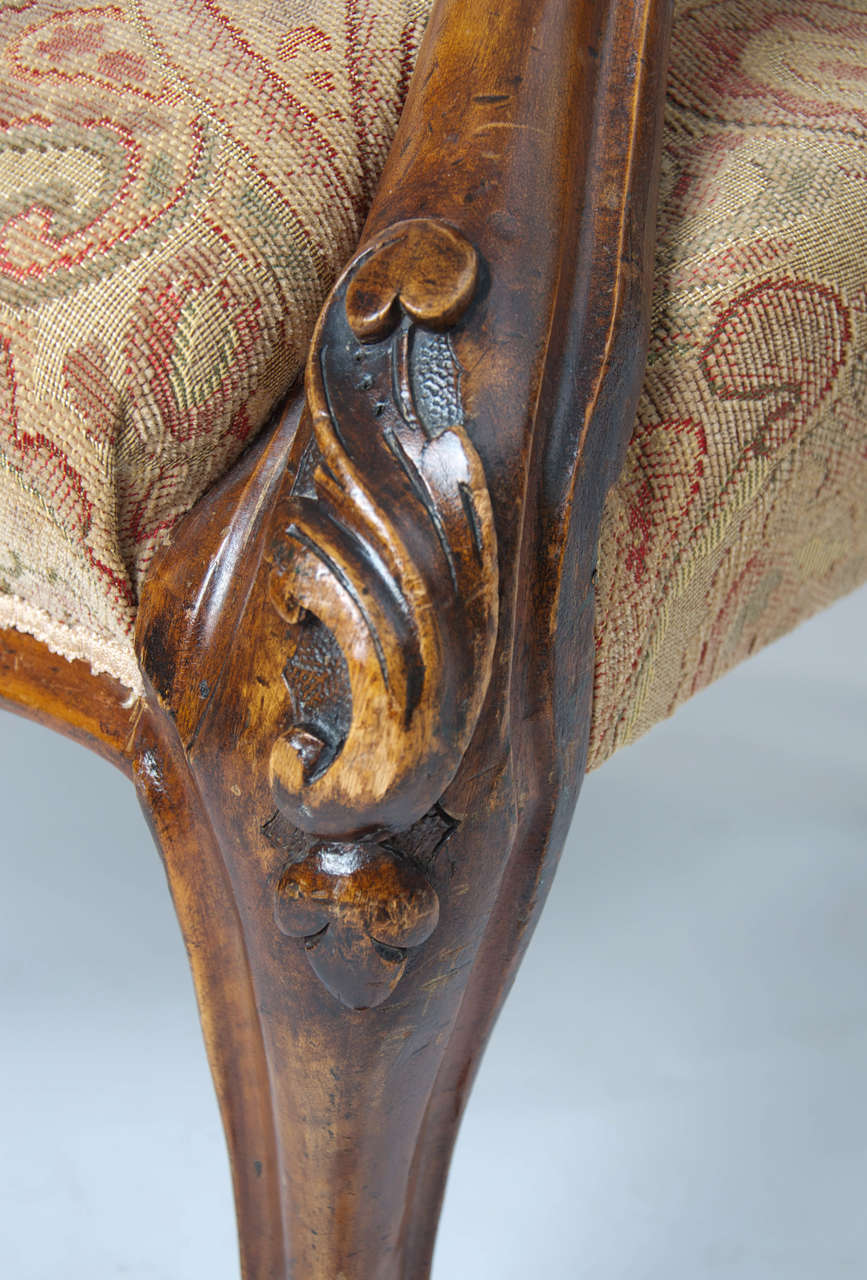Victorien Fauteuil ouvert à dossier en cuillère, milieu du 19e siècle Noyer, anglais victorien vers 1850 en vente