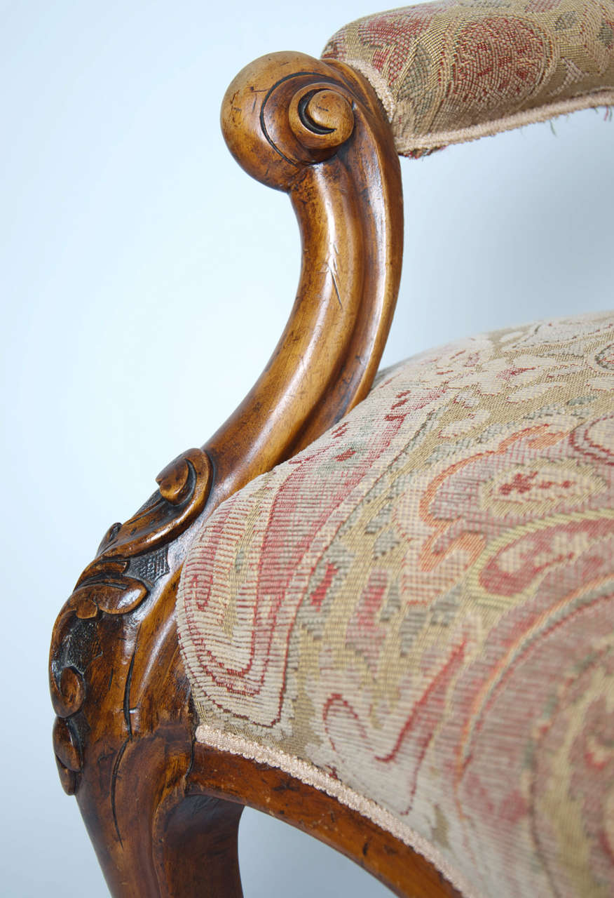Anglais Fauteuil ouvert à dossier en cuillère, milieu du 19e siècle Noyer, anglais victorien vers 1850 en vente