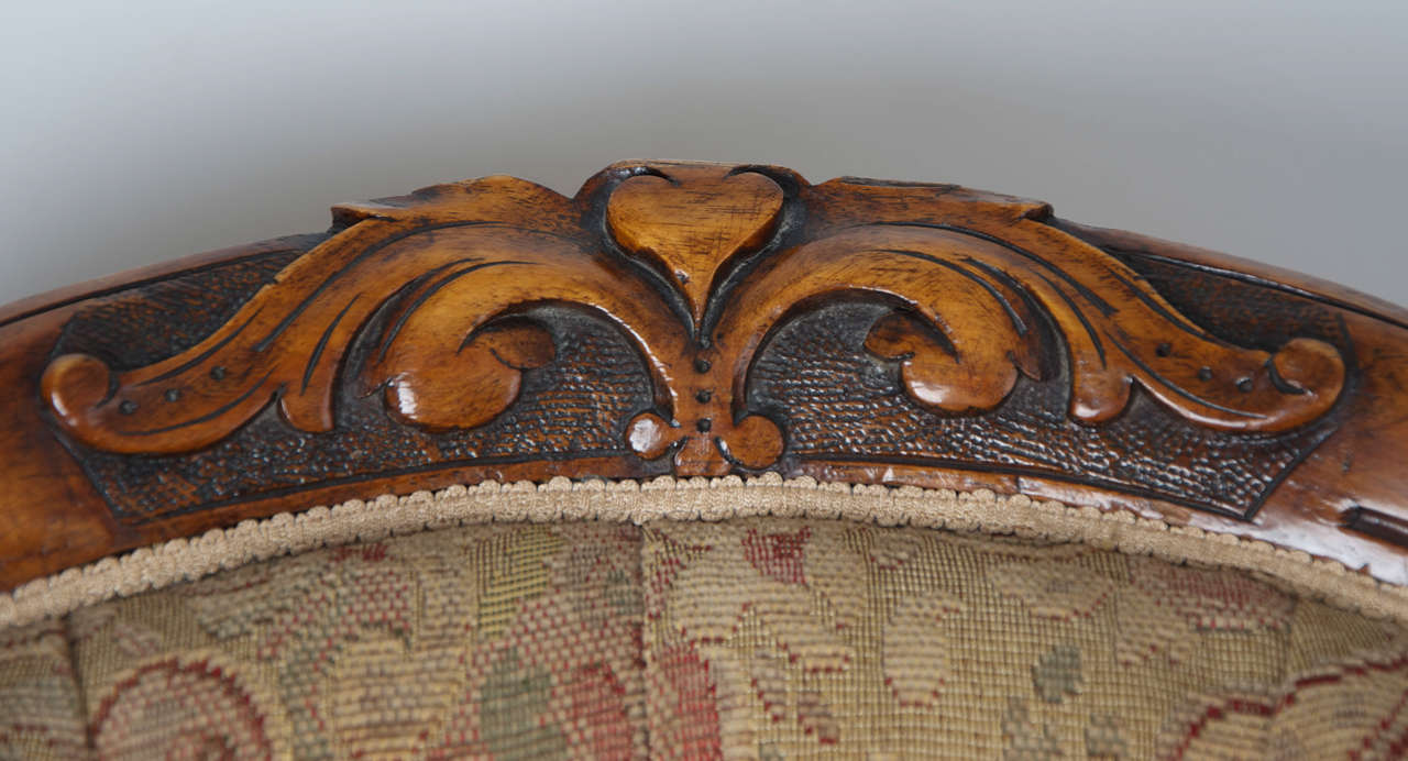 Fauteuil ouvert du milieu du XIXe siècle à dossier en forme de cuillère en noyer, Angleterre, datant d'environ 1850 en vente 1