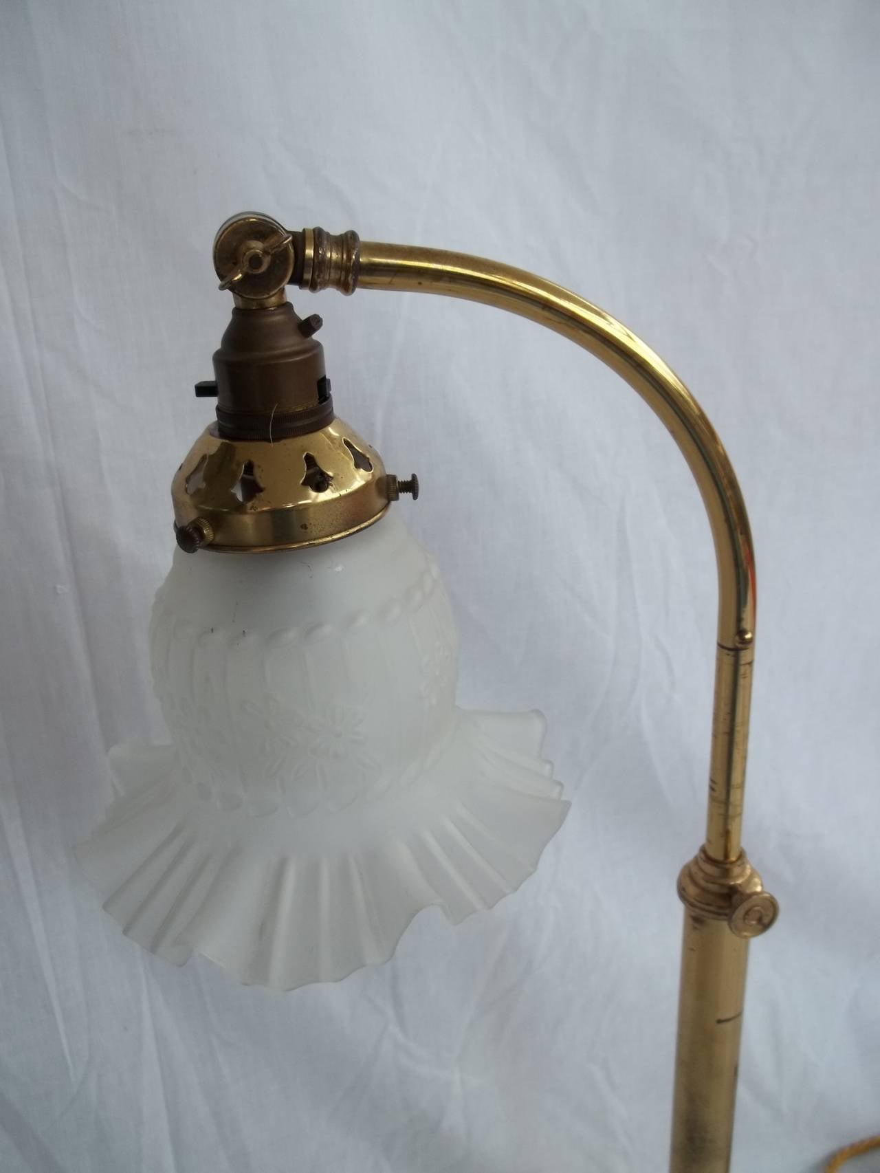 Art nouveau Lampe de bureau anglaise réglable en laiton Christopher Wray, vers les années 1960 en vente