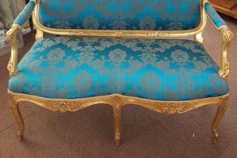 Elegantes elegantes Sofa oder Sofa im Louis XV-Stil aus vergoldetem Holz, neu gepolstert, englisch um 1850 (Louis XV.)