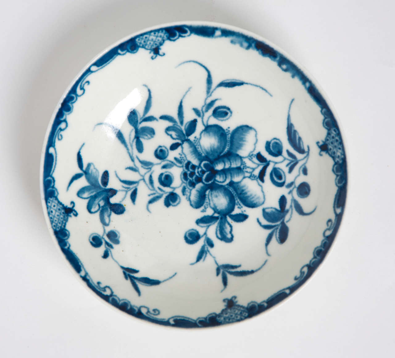 Erste Periode Worcester Porzellan blau und weiß Tee Schüssel und Untertasse:: ca. 1765 (Englisch)
