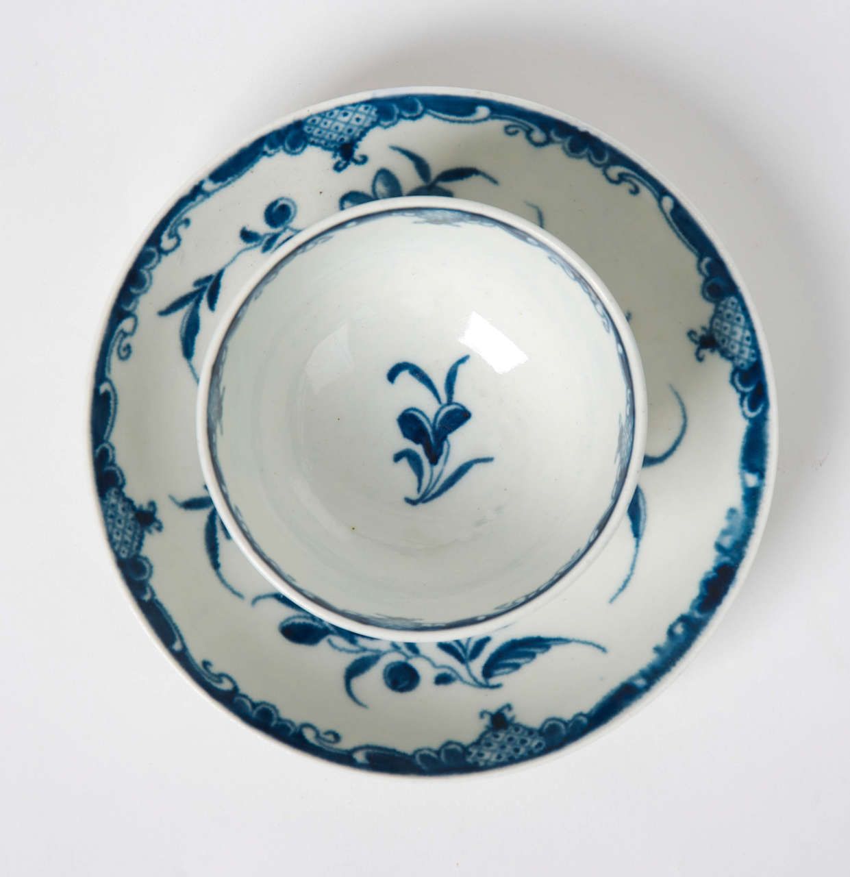 Erste Periode Worcester Porzellan blau und weiß Tee Schüssel und Untertasse:: ca. 1765 (Handbemalt)
