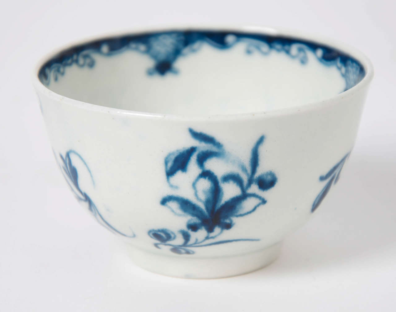 Erste Periode Worcester Porzellan blau und weiß Tee Schüssel und Untertasse:: ca. 1765 (18. Jahrhundert)