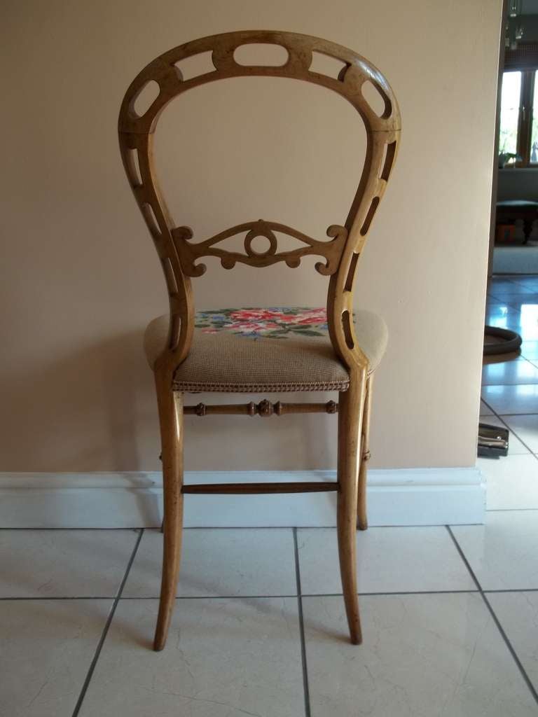 Laine Chaise d'appoint victorienne du milieu de siècle finement sculptée à la main avec assise en laine travaillée, vers 1850 en vente