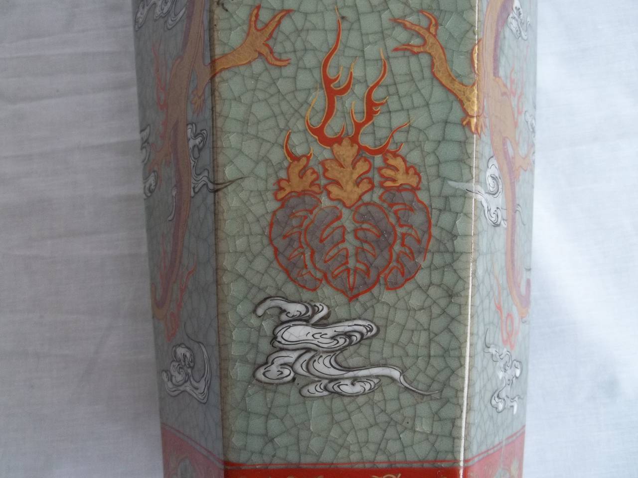 Großes Pärchen chinesischer Vasen Porzellan handbemalte Drachen:: Qing um 1900 (19. Jahrhundert)
