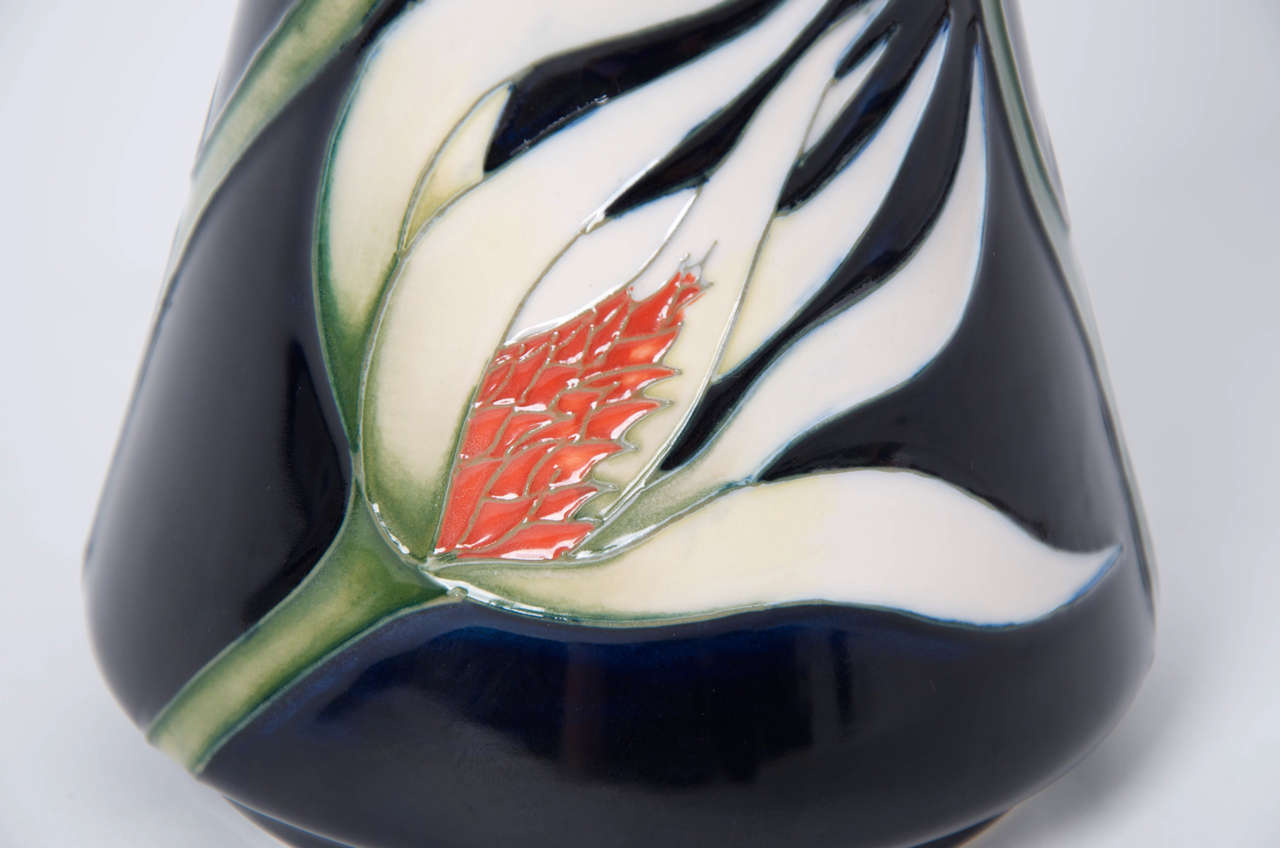 Moorcroft Pottery Vase by Samantha Johnson in White Lily Pattern, 2004 In Good Condition In Lincoln, Lincolnshire