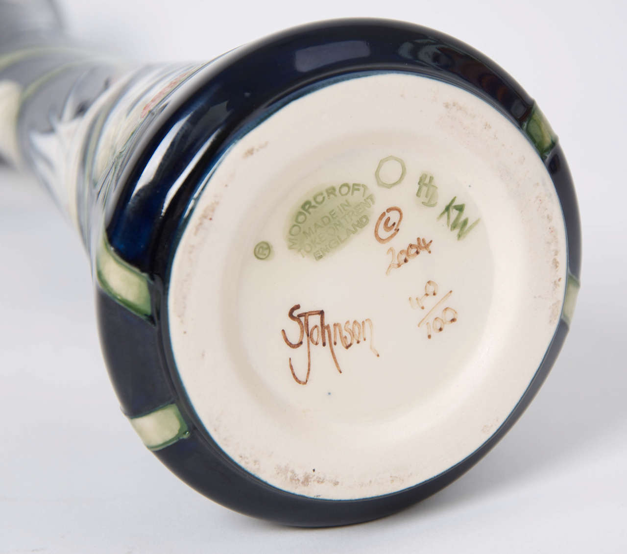 Moorcroft Pottery Vase by Samantha Johnson in White Lily Pattern, 2004 2