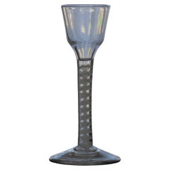 Bicchiere da vino cordiale della metà del XVIII secolo soffiato a mano con stelo a tortiglione in cotone, inglese C 1765