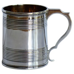 Taza bautismal georgiana de plata de ley de Joseph Angell, Londres 1825