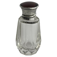 Parfümflakon aus burgunderrotem Guilloche-Emaille und geschliffenem Silberglas, 1921