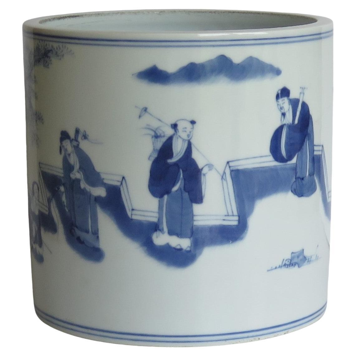 Ein chinesischer Export-Porzellan-Bürstentopf oder Bitong, handbemalt mit einem blau-weißen Figurenmuster, aus der Zeit der Wende zum 19. Jahrhundert, späte Qing-Periode, CIRCA 1900.

Dieses Stück ist gut getopft und hat eine runde, überquadratische