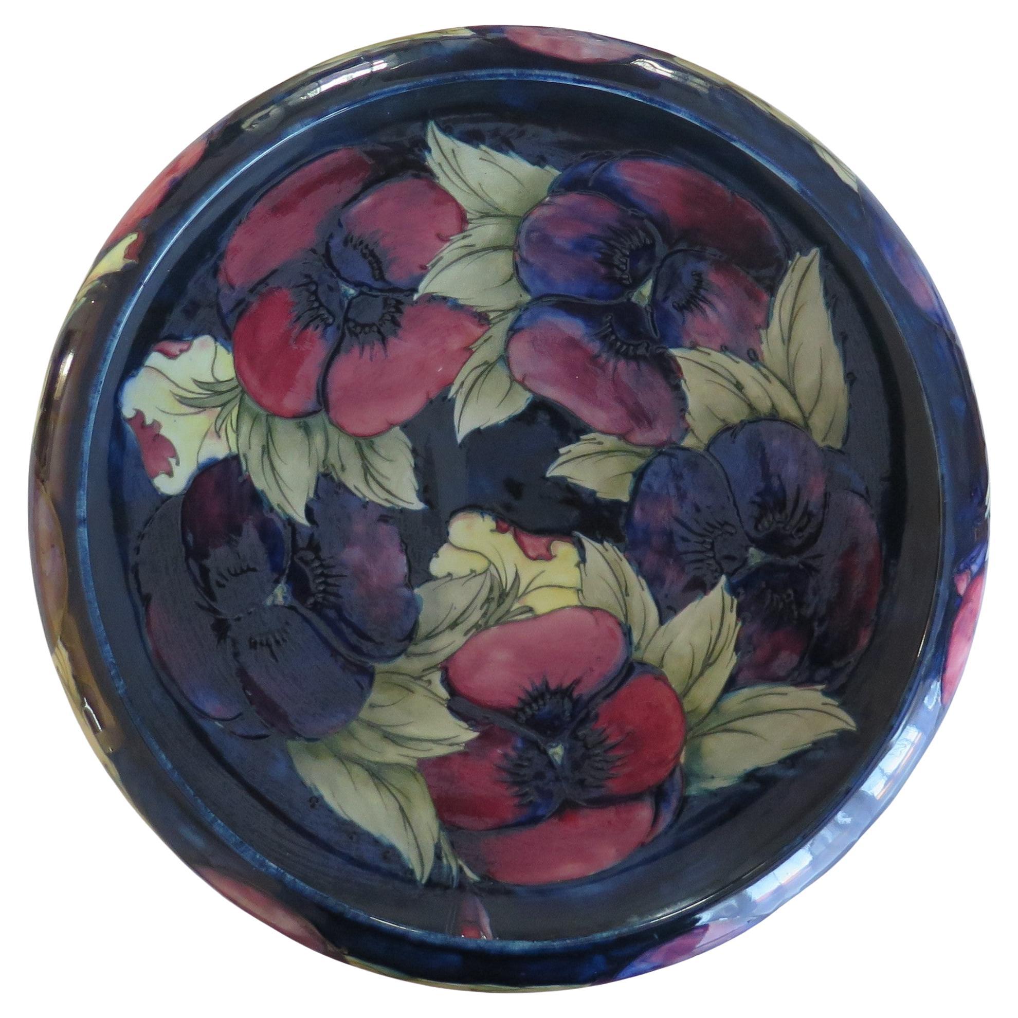 Grand plat en poterie William Moorcroft des débuts à motif de pensées, vers 1928