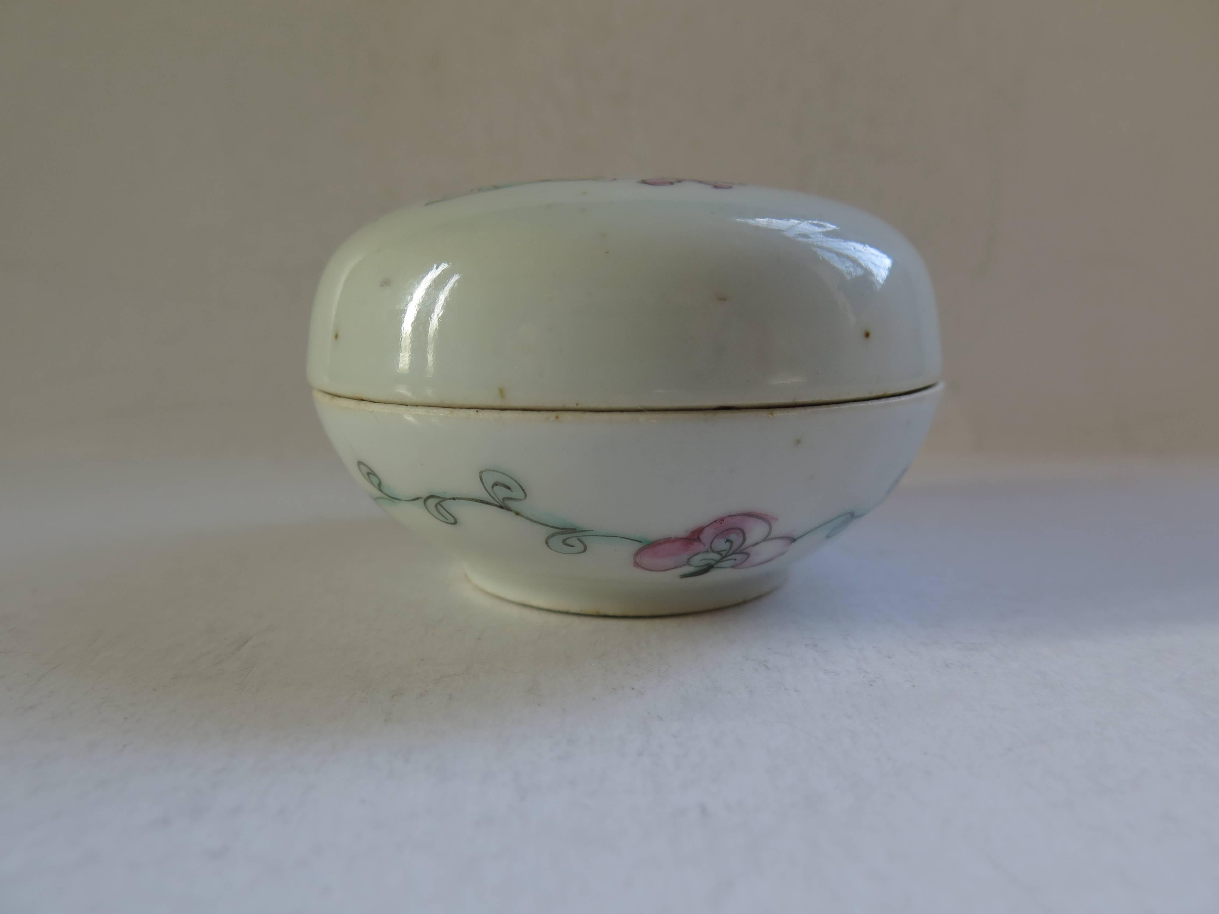 Qing Chinese, Porcelain, Circular LIDDED BOX, Famille Rose, Hand painted, circa 1905