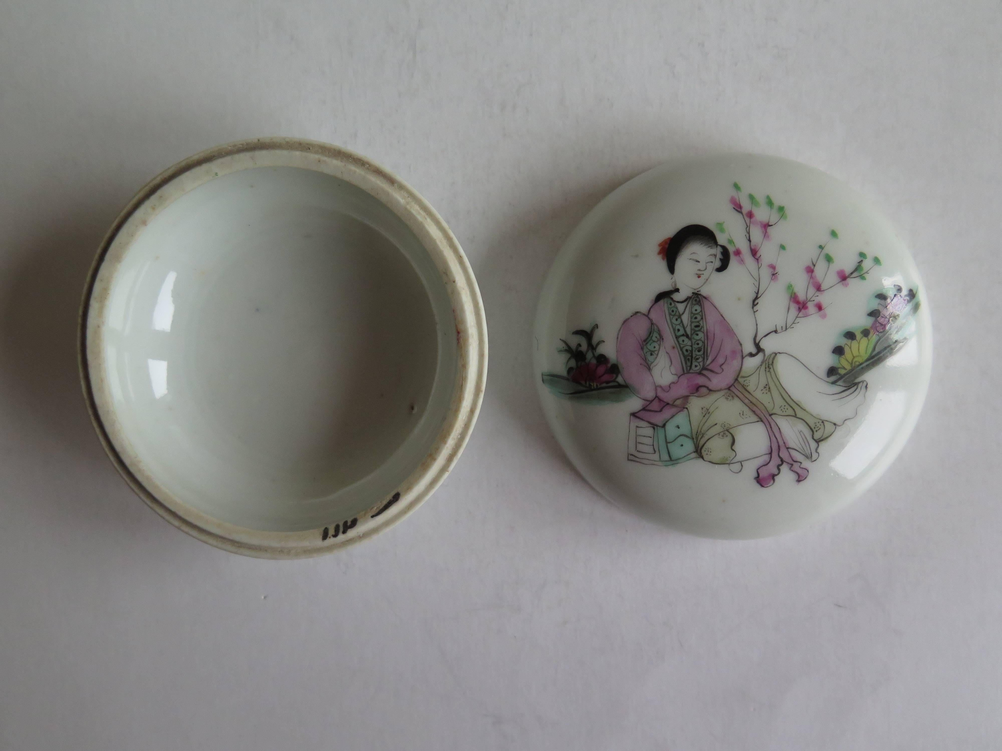 Chinese, Porcelain, Circular LIDDED BOX, Famille Rose, Hand painted, circa 1905 In Excellent Condition In Lincoln, Lincolnshire