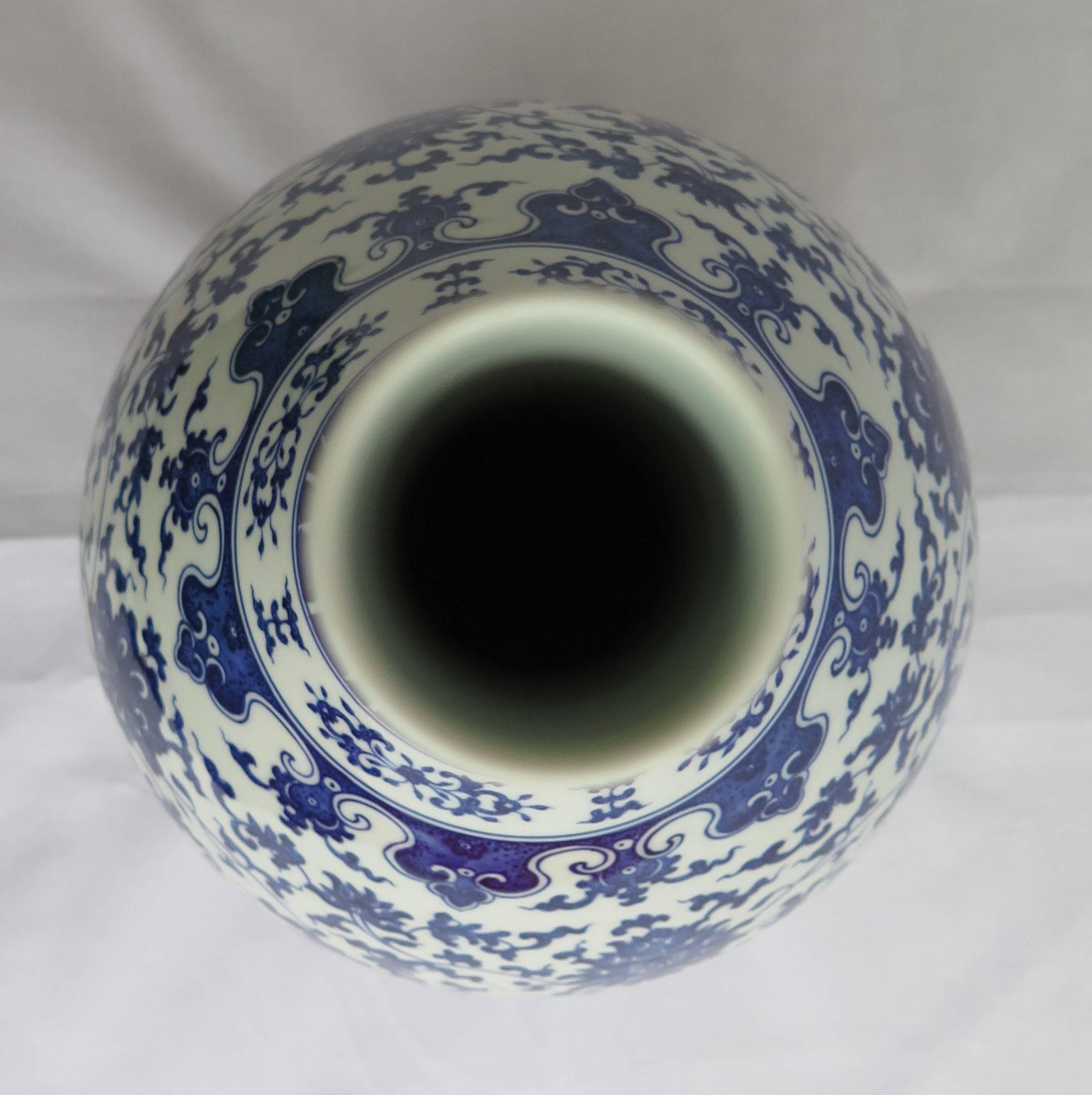 vase à bouteille bleu et blanc:: chinois du 19ème siècle:: en porcelaine:: marque Qing-Qianlong 2