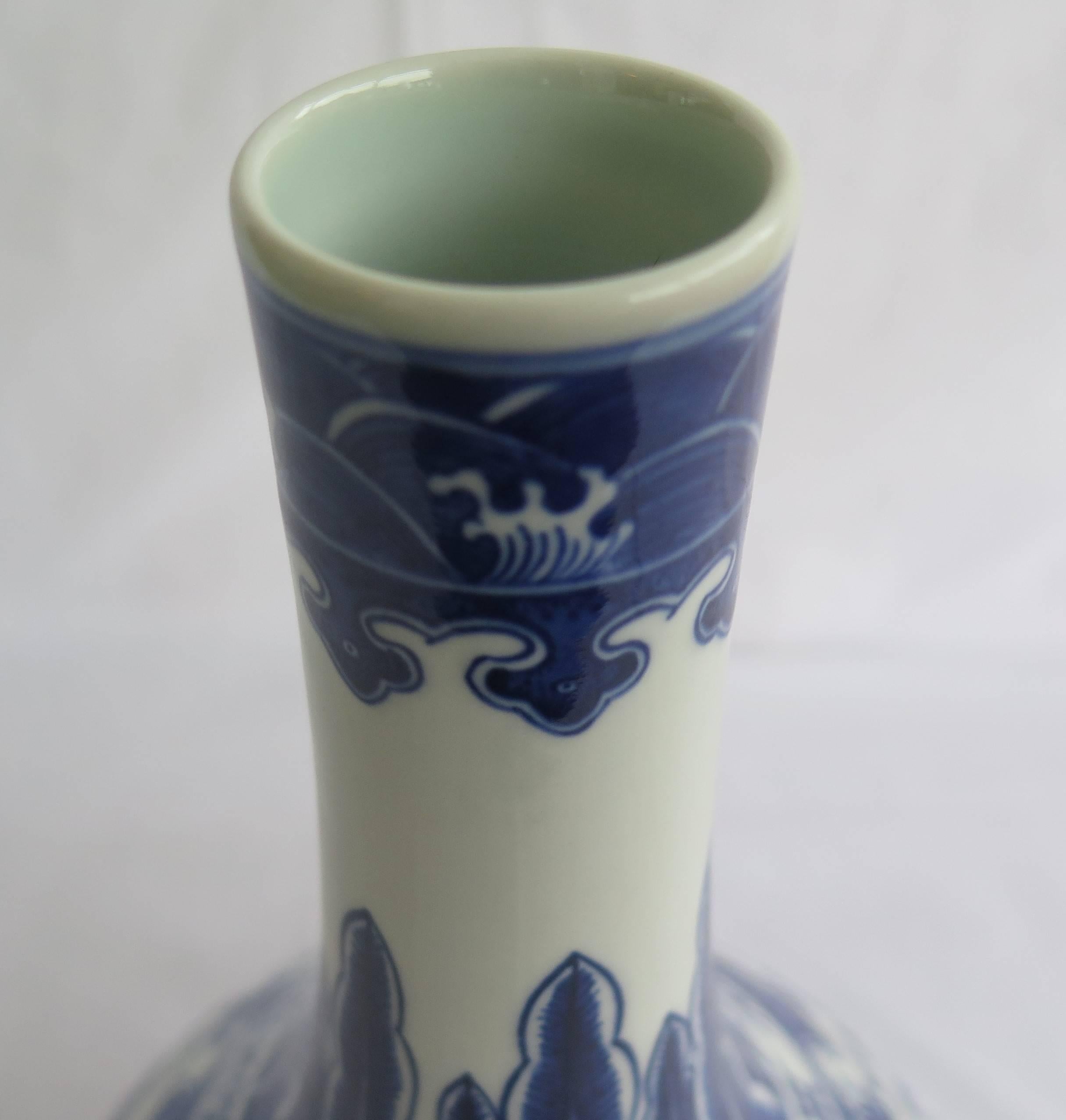 vase à bouteille bleu et blanc:: chinois du 19ème siècle:: en porcelaine:: marque Qing-Qianlong Excellent état à Lincoln, Lincolnshire