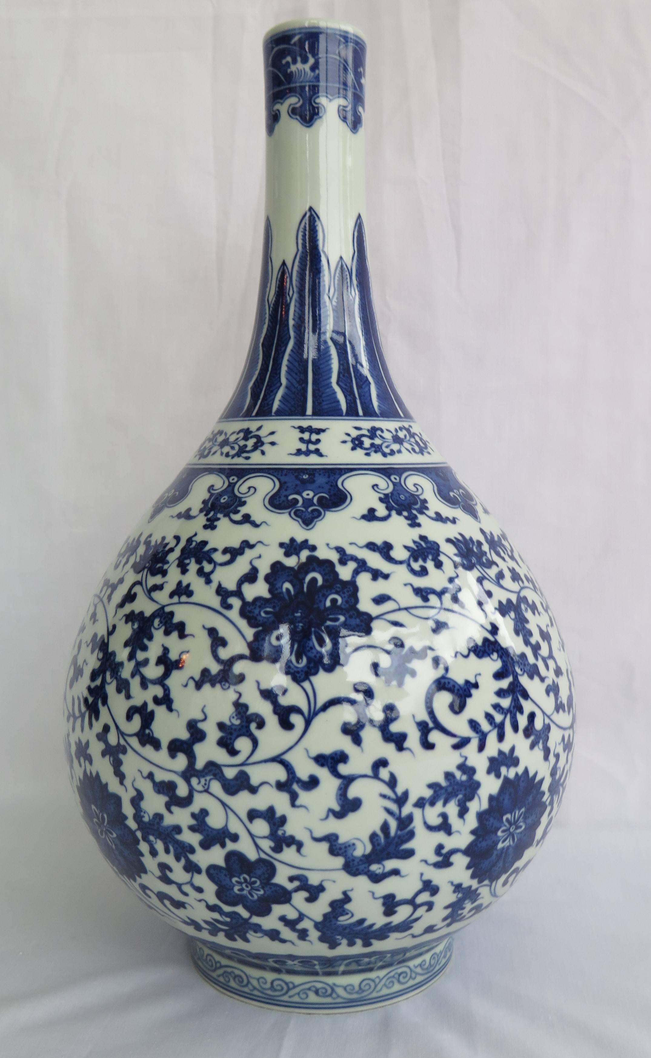Peint à la main vase à bouteille bleu et blanc:: chinois du 19ème siècle:: en porcelaine:: marque Qing-Qianlong