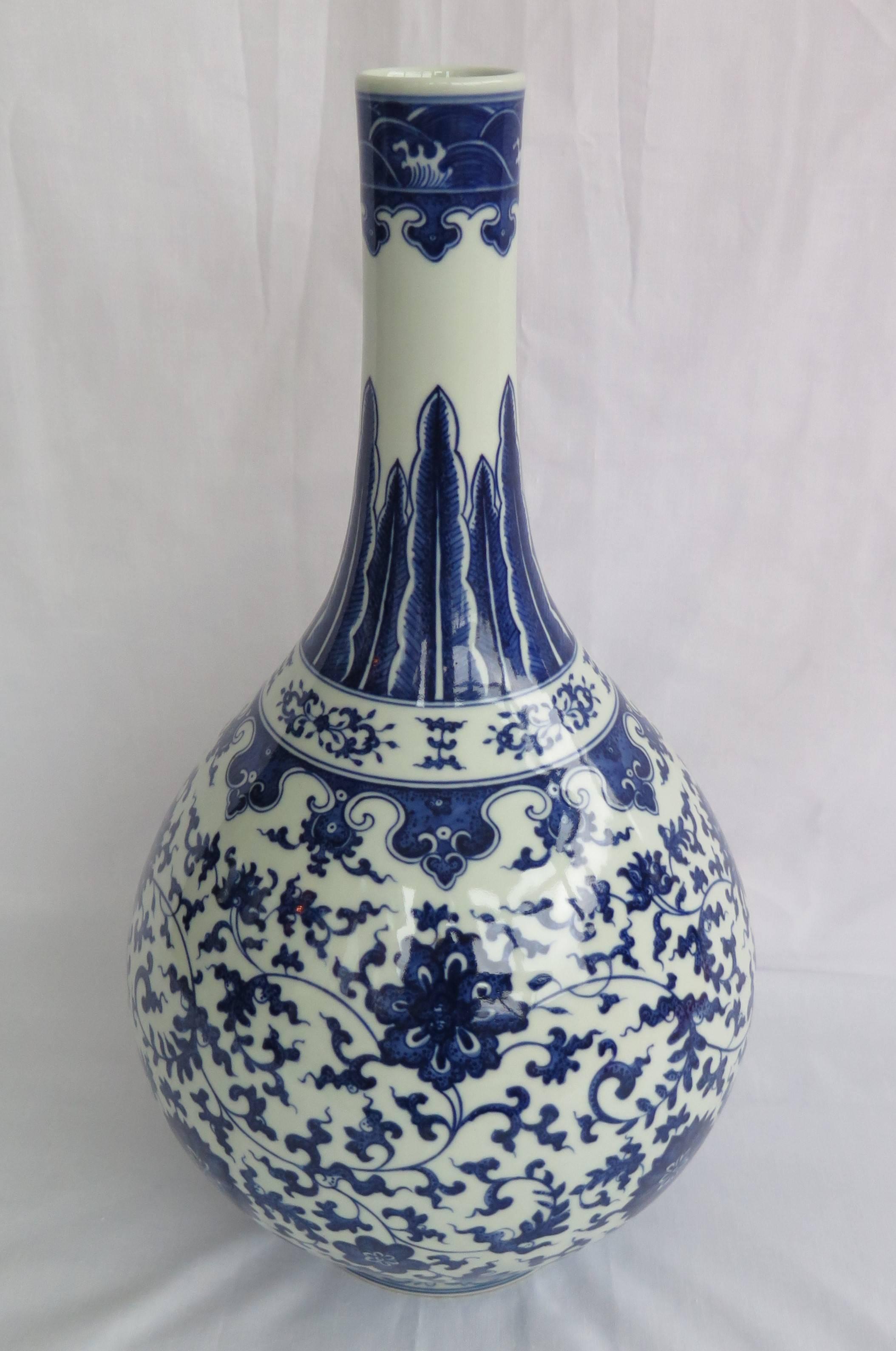 Chinois vase à bouteille bleu et blanc:: chinois du 19ème siècle:: en porcelaine:: marque Qing-Qianlong