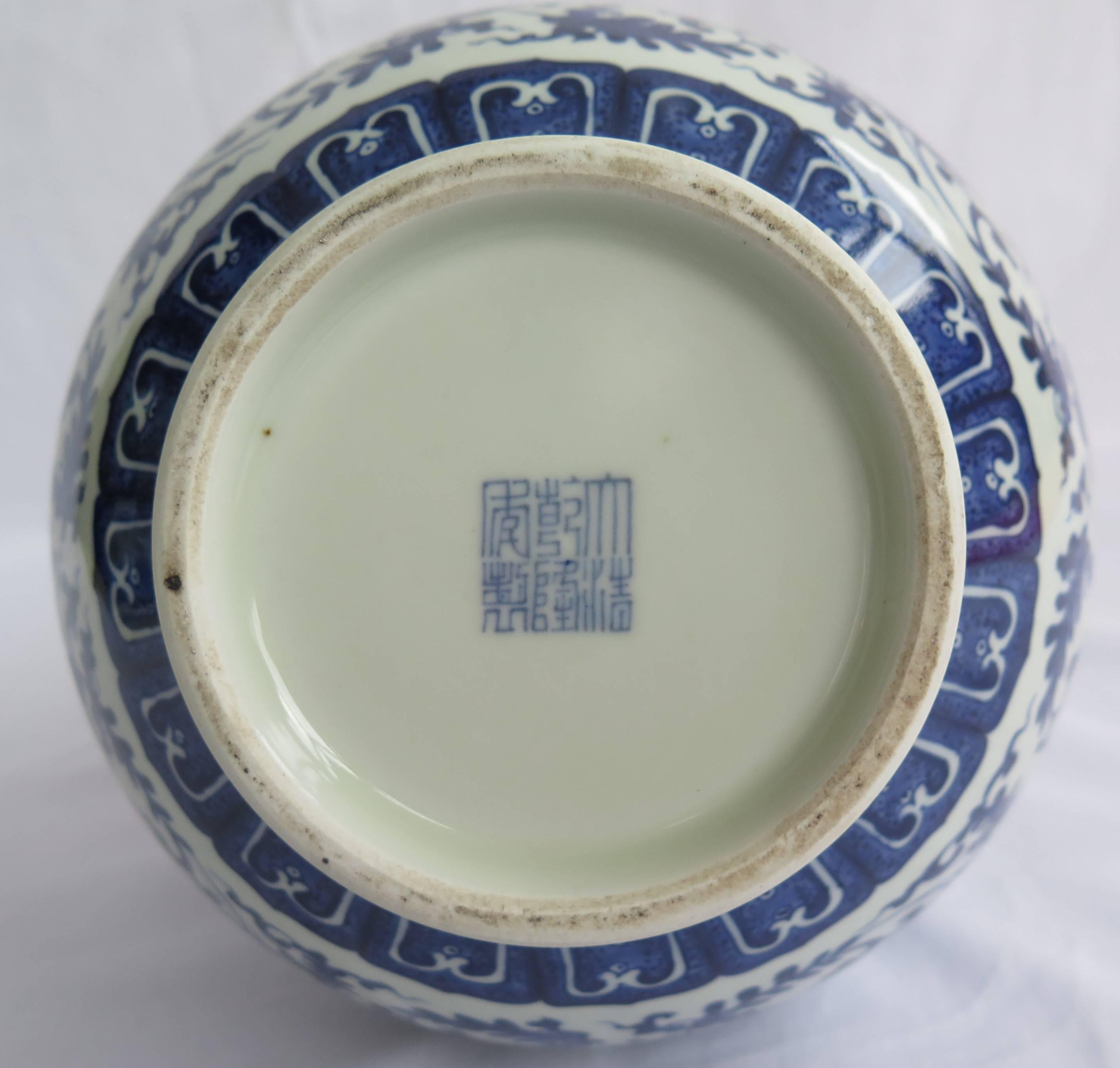vase à bouteille bleu et blanc:: chinois du 19ème siècle:: en porcelaine:: marque Qing-Qianlong 3