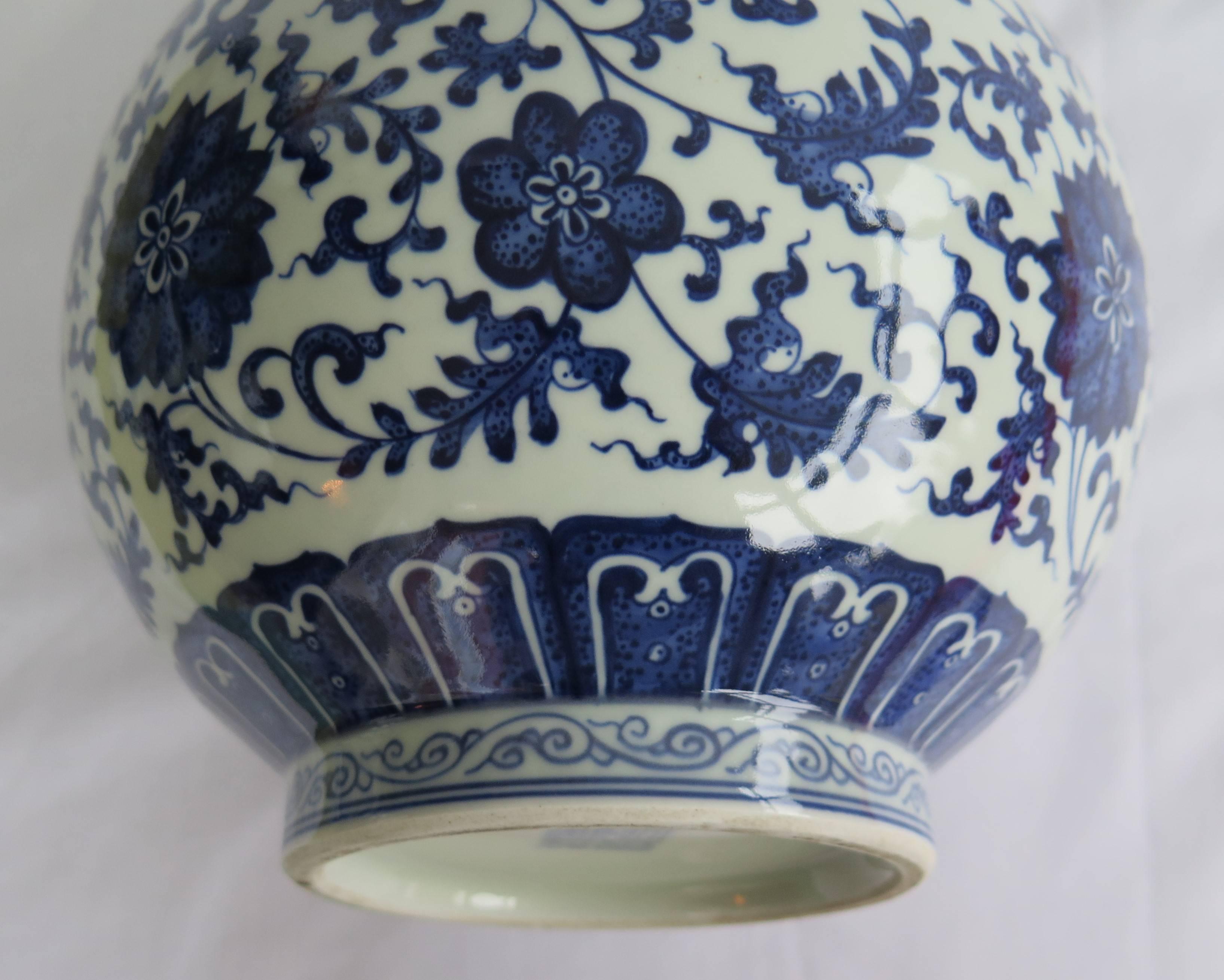 vase à bouteille bleu et blanc:: chinois du 19ème siècle:: en porcelaine:: marque Qing-Qianlong 1