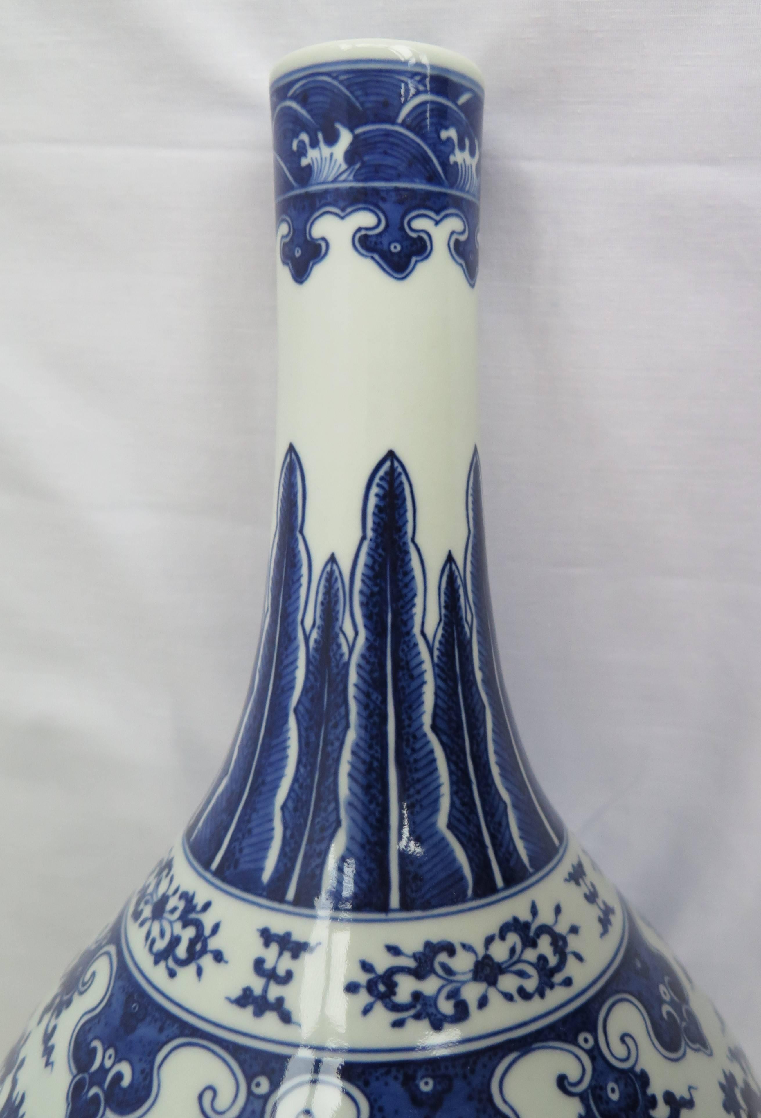XIXe siècle vase à bouteille bleu et blanc:: chinois du 19ème siècle:: en porcelaine:: marque Qing-Qianlong