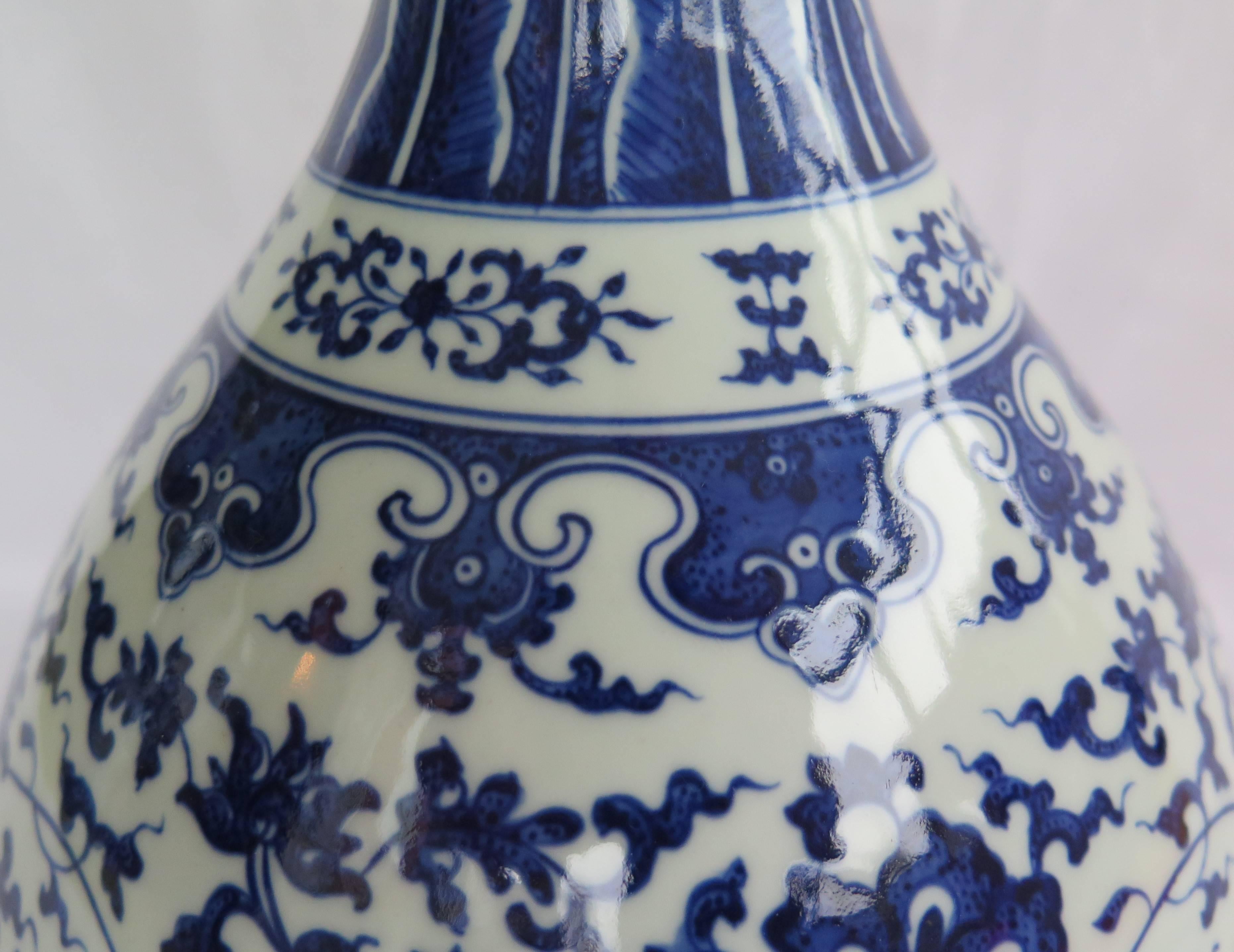Porcelaine vase à bouteille bleu et blanc:: chinois du 19ème siècle:: en porcelaine:: marque Qing-Qianlong