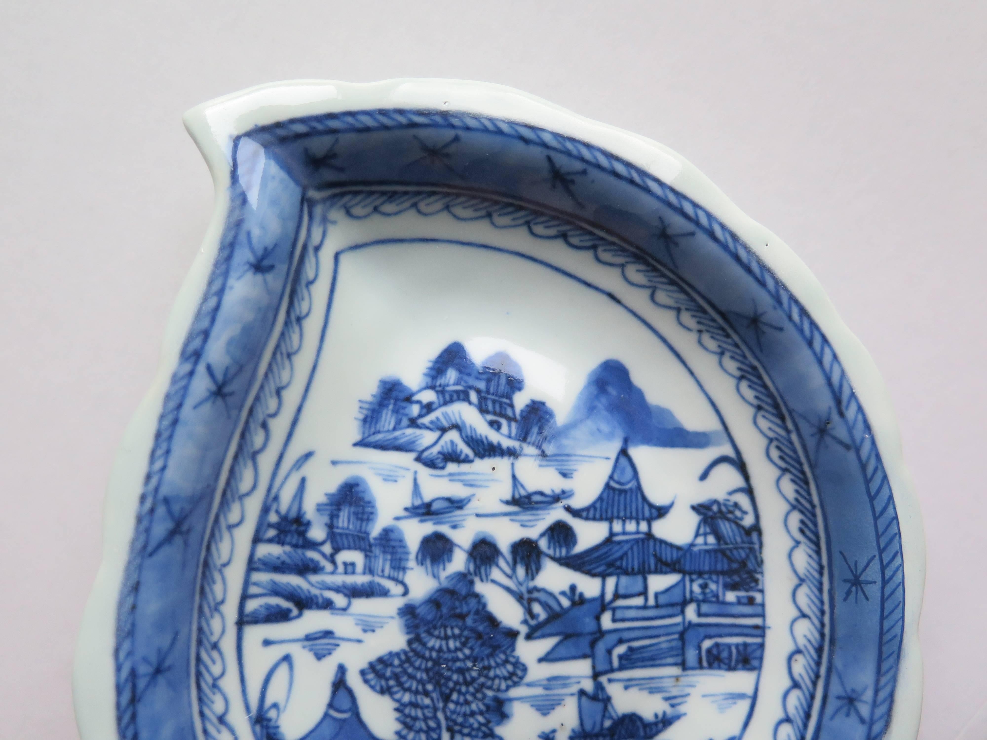 19th Century CHINESE Export, LEAF DISH, Canton, Blue and White Porcelain, Qing In Excellent Condition In Lincoln, Lincolnshire