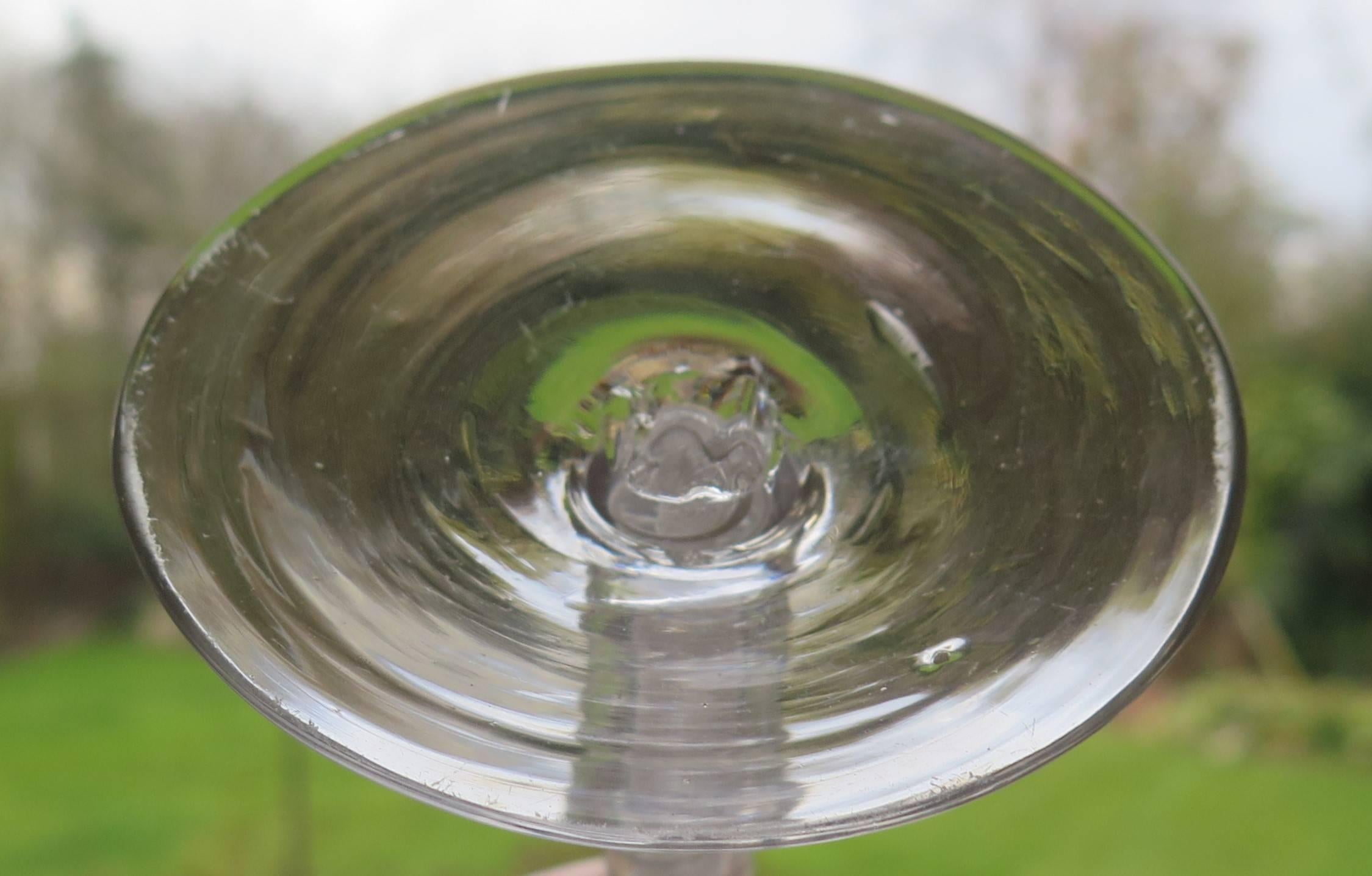 Georgianisches Ale- oder Weinglas aus mundgeblasener Baumwolle mit gedrehtem Stiel, englisch um 1765 (Glas) im Angebot