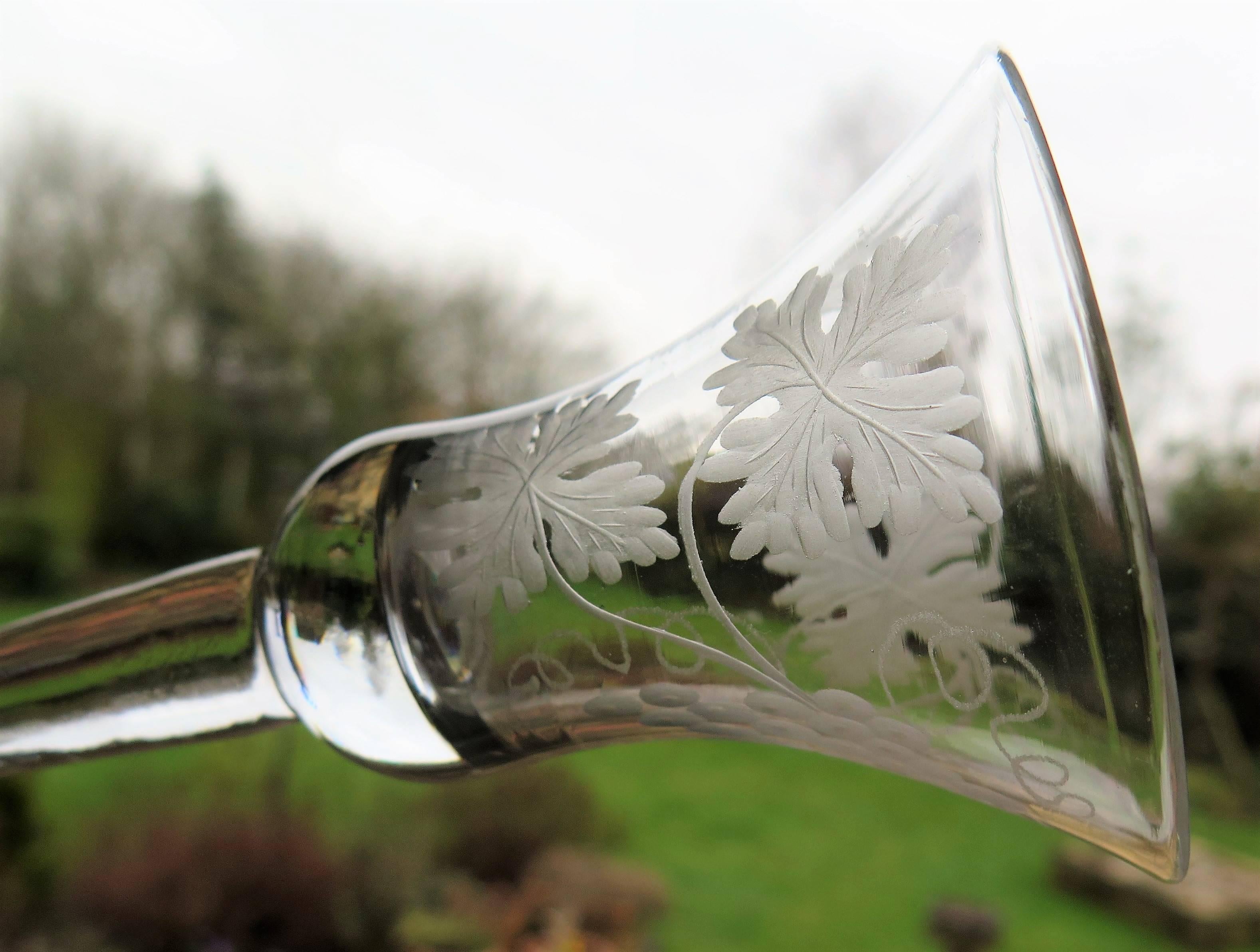 George II English Wine Drinking Glass Engraved Bell Bowl Hand Blown, Circa 1745 In Good Condition For Sale In Lincoln, Lincolnshire