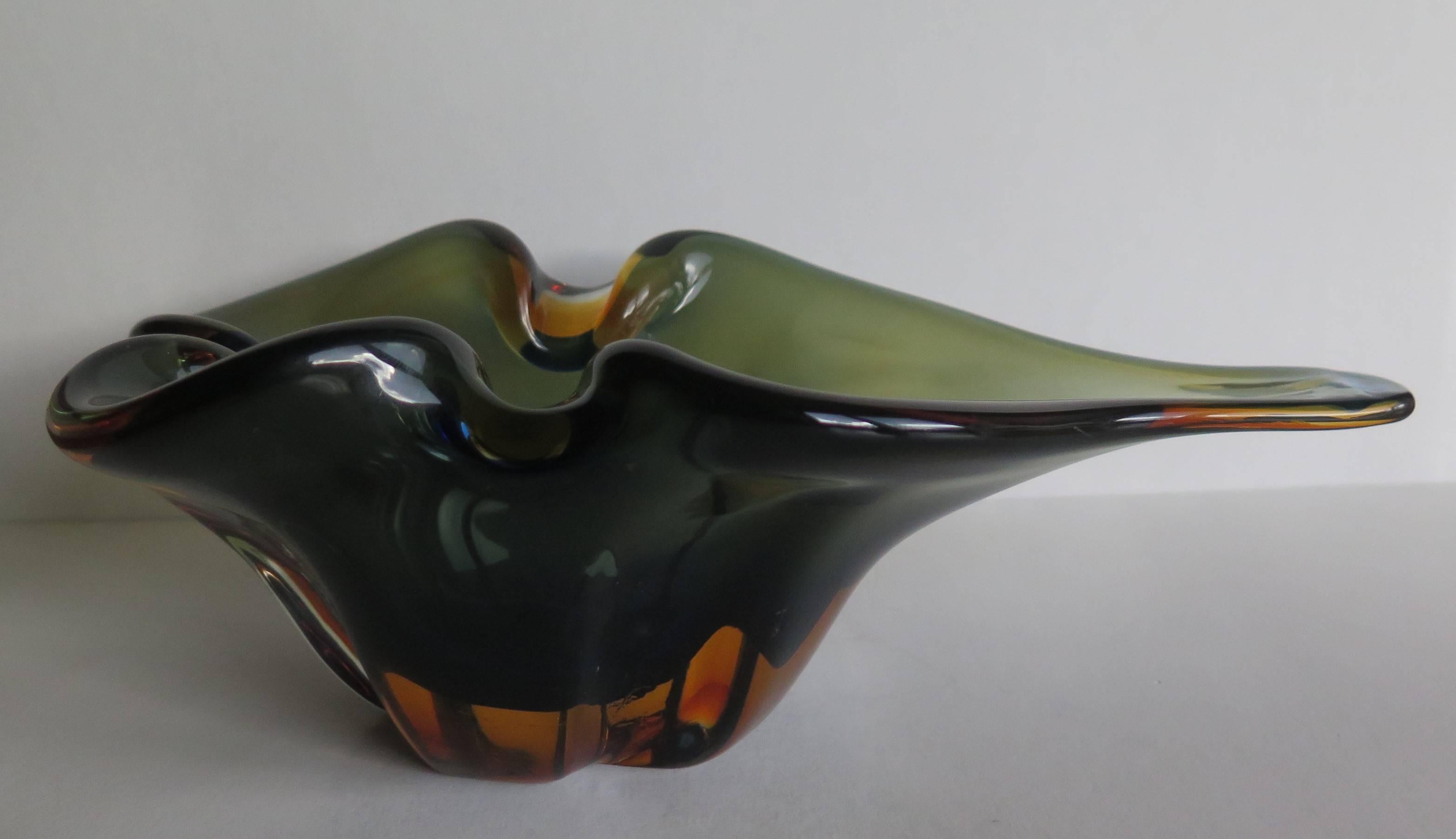 This bowl is a beautiful and elegant example of Murano glass which we attribute to the designer Flavio Poli made for Seguso Vetri d'Arte in the mid 20th Century.

This heavy glass bowl has a typical modern asymmetrical curving form, with the very
