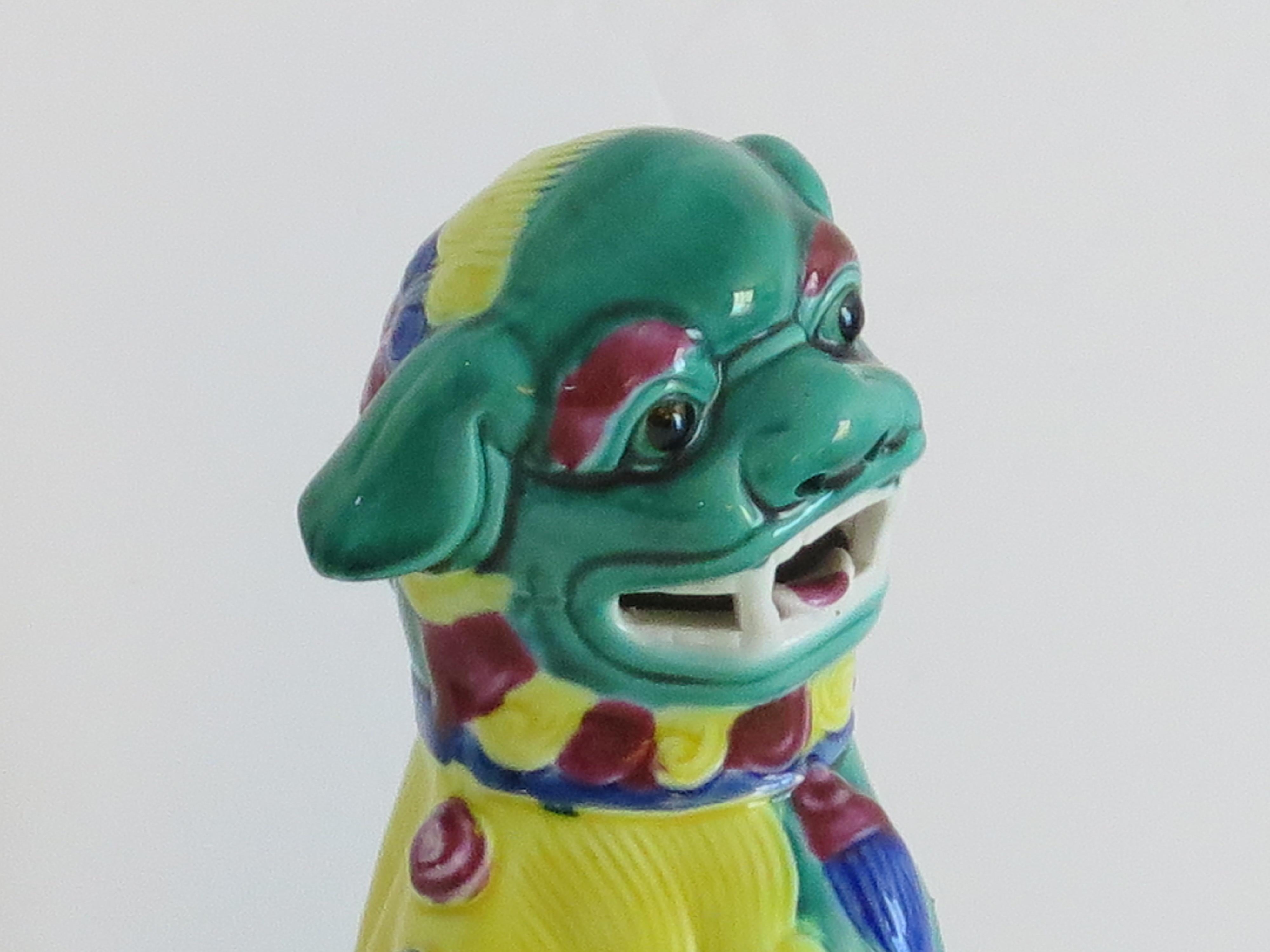 Qing Chien de chasse en porcelaine chinoise émaillée à la main et polychrome, circa 1920 en vente