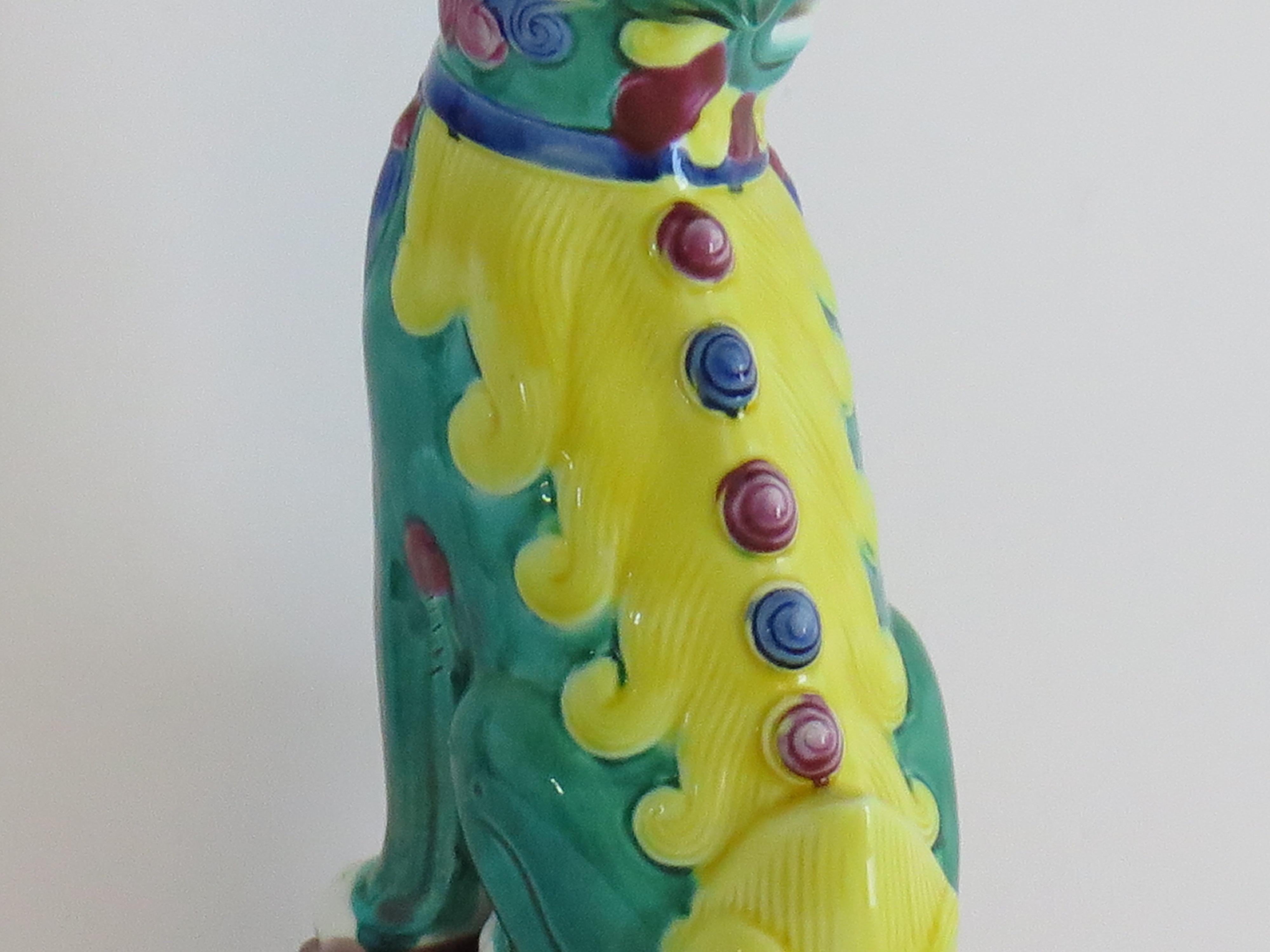 Chien de chasse en porcelaine chinoise émaillée à la main et polychrome, circa 1920 en vente 1